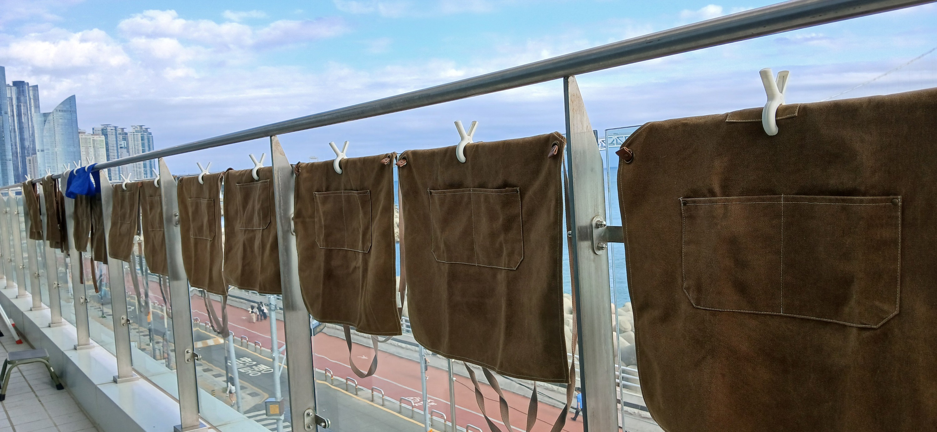 溫暖的手作體驗日後，圍裙在釜山的天空下晾乾