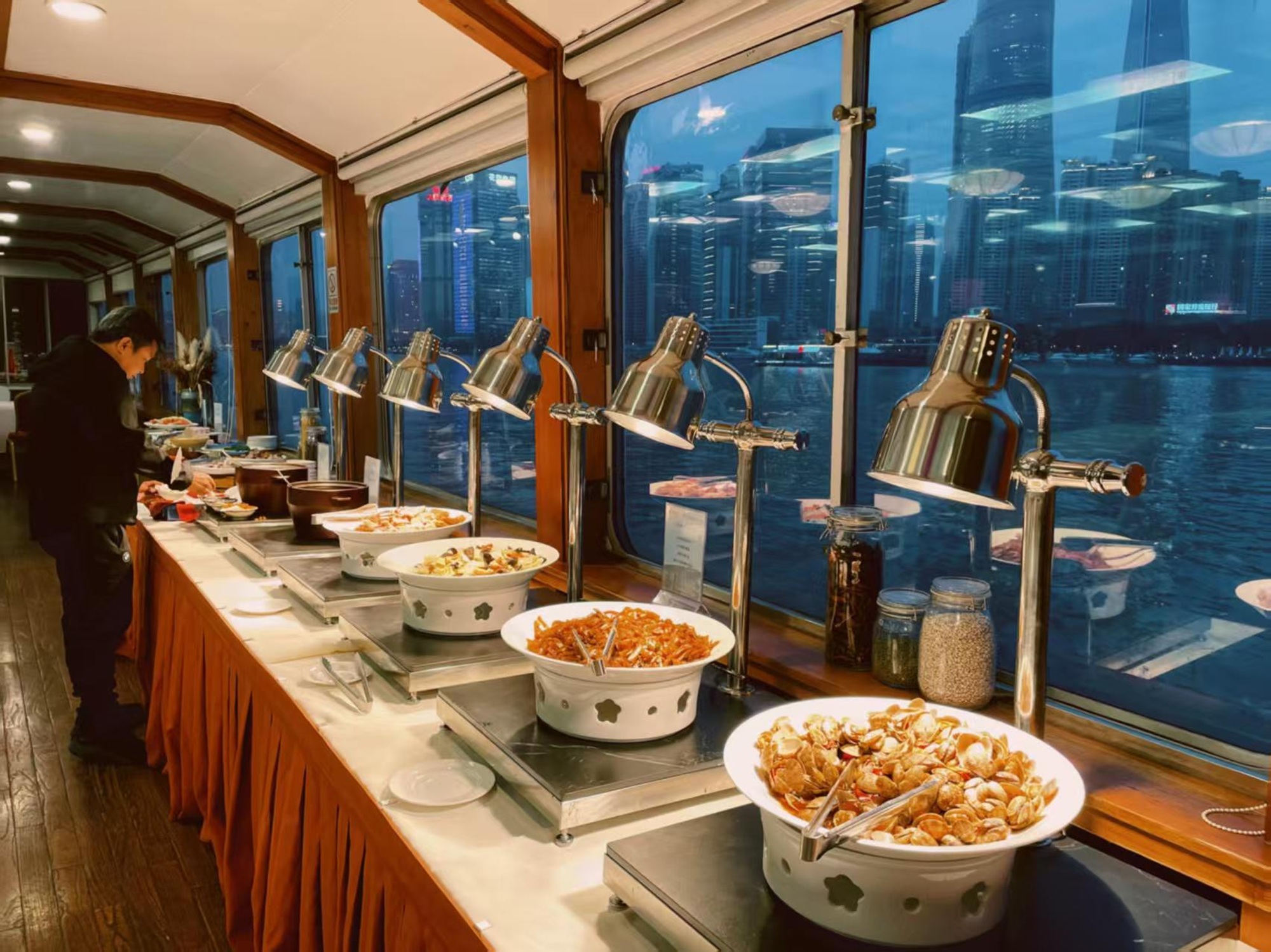 於郵輪自助餐檯旁,邂逅珍饈美食,窗外是陸家嘴的璀璨夜色 於郵輪自助餐檯旁,邂逅珍饈美食,窗外是陸家嘴的璀璨夜色
