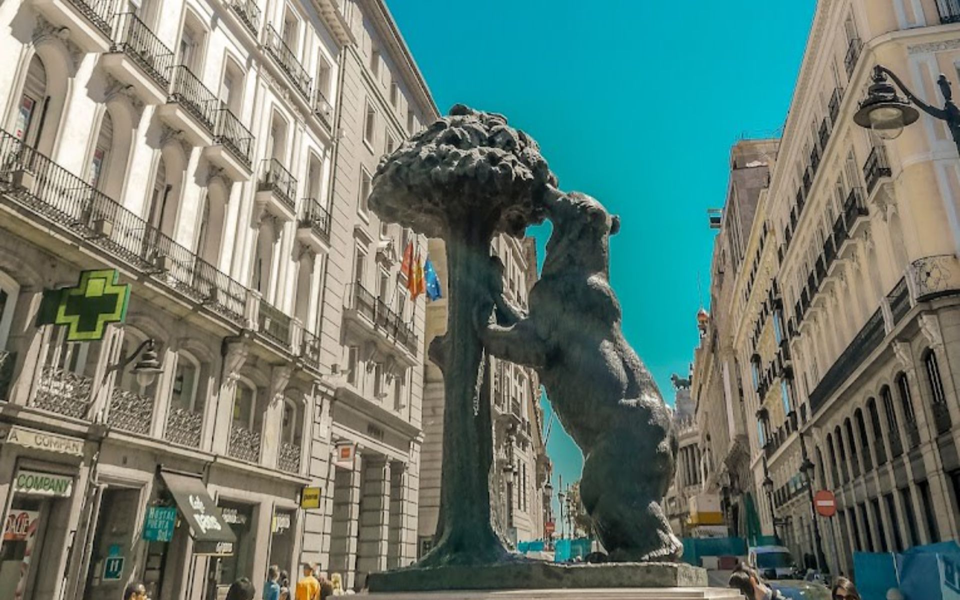 造訪馬德里著名的熊與草莓樹雕像，這座雕像象徵著這座城市的心臟。