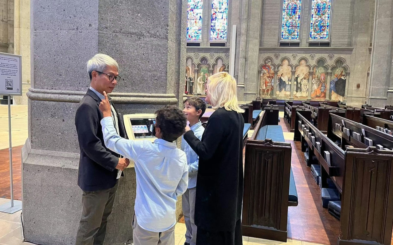 透過自助導覽，探索格雷斯大教堂豐富的歷史與令人驚嘆的建築。