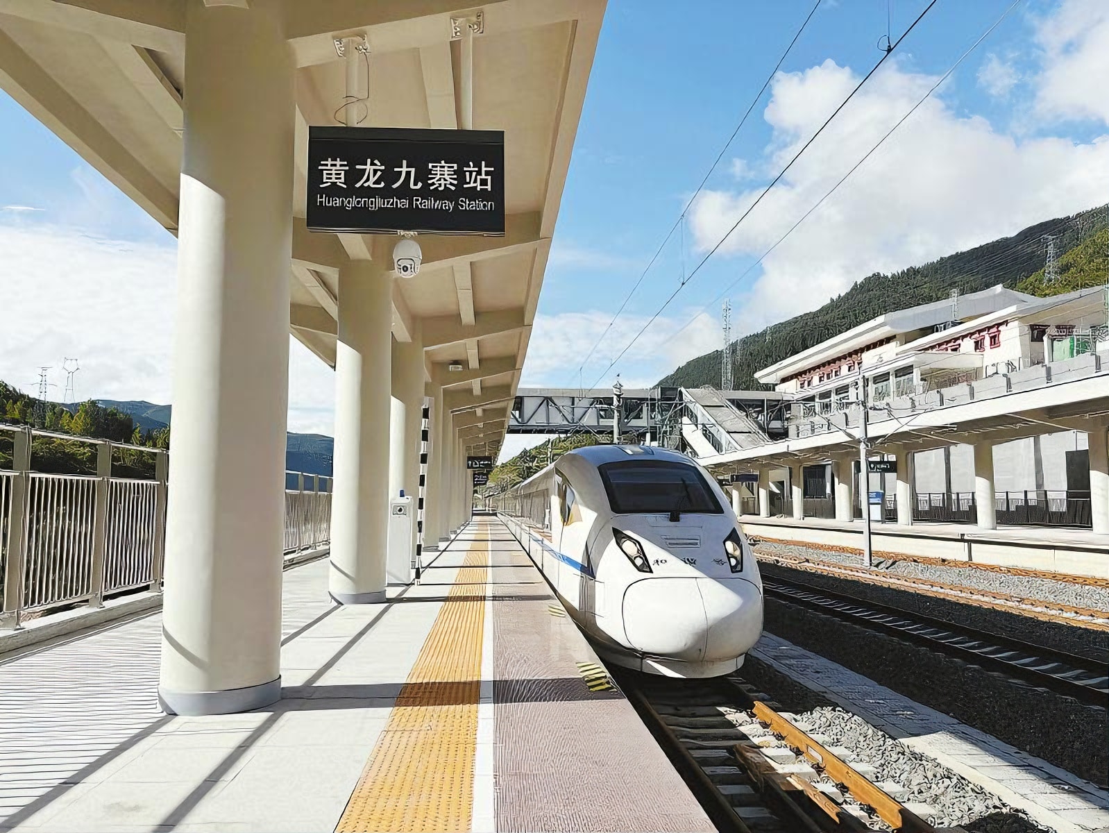 A線：九寨溝+黃龍高鐵3日遊
今日貴賓從成都出發，乘坐高鐵到黃龍九寨站，請大家提前告知客服班次資訊，方便為您提供接站服務。
推薦班次：C5792成都東站10：29-黃龍九寨站12：20
12:30左右：可以前往松州古城或者川主寺享用午餐，午餐後稍作休息前往九寨溝口；