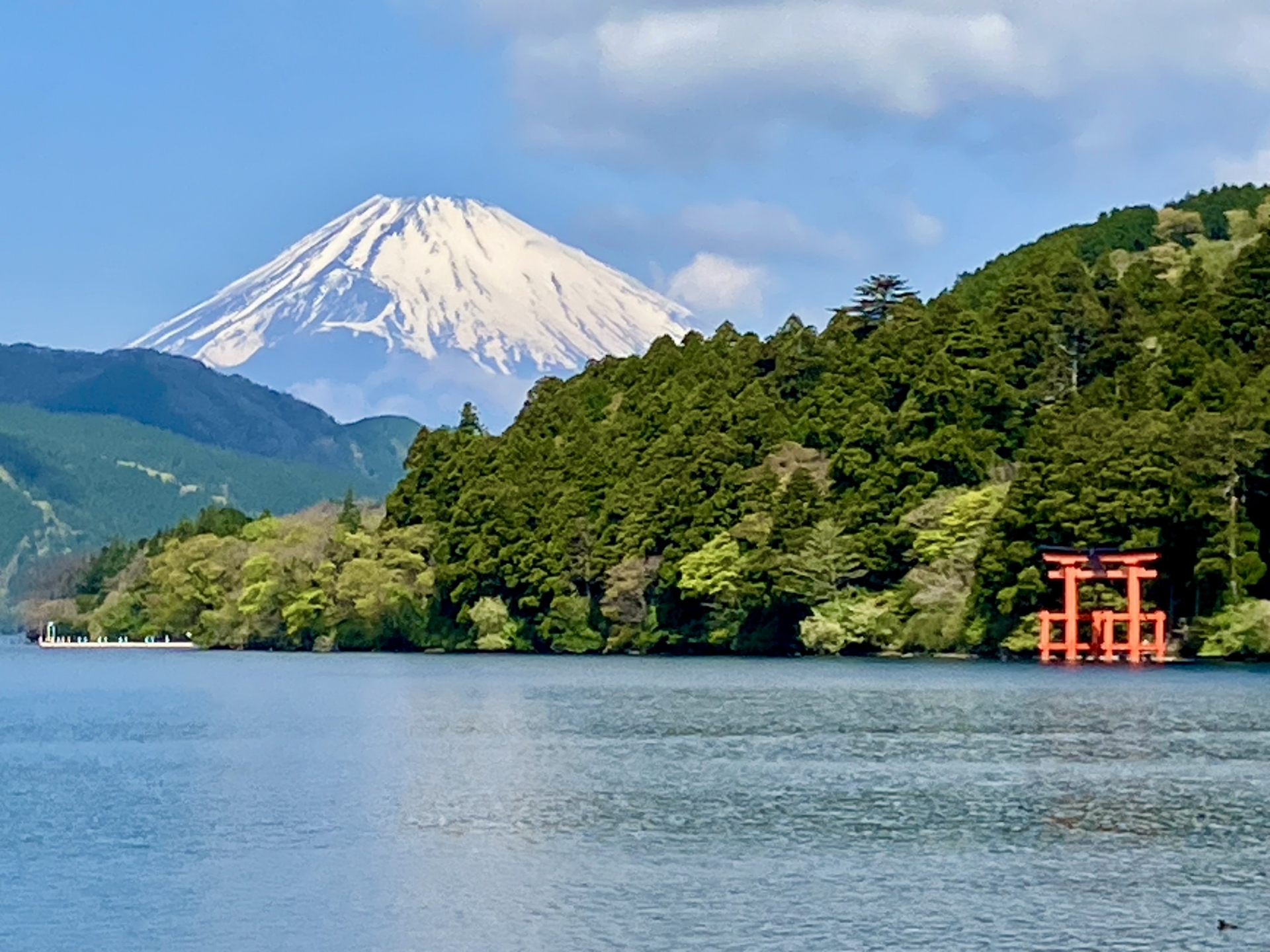 天氣條件良好時,可在湖畔欣賞富士山與芦之湖同框的經典景色。雪白山峰搭配湖水與紅色鳥居,構成箱根最具代表性的明信片風景,深受旅客喜愛。 天氣條件良好時,可在湖畔欣賞富士山與芦之湖同框的經典景色。雪白山峰搭配湖水與紅色鳥居,構成箱根最具代表性的明信片風景,深受旅客喜愛。