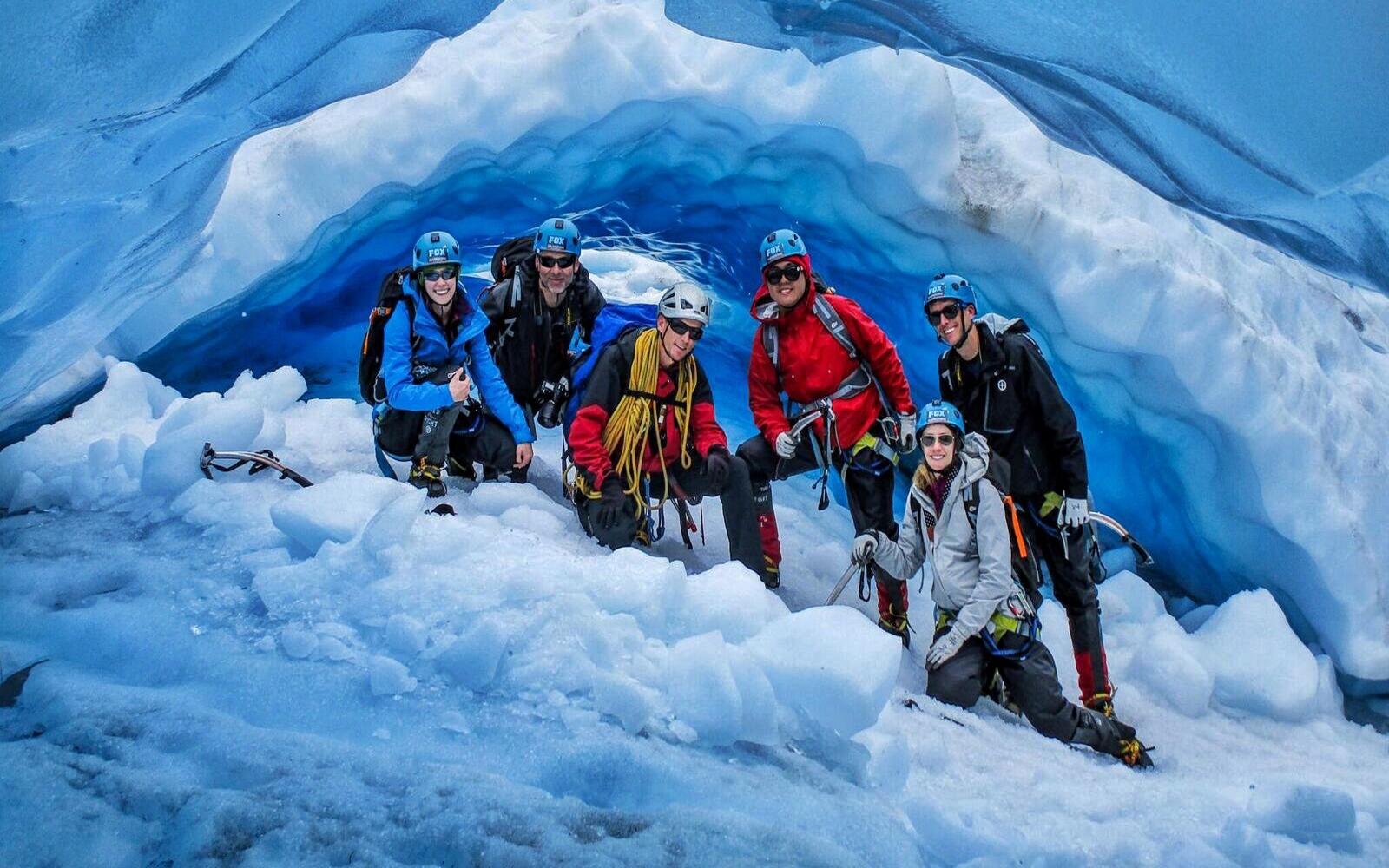 在湛藍天空下,捕捉鋸齒狀山峰和冰川裂縫的壯麗景色 在湛藍天空下,捕捉鋸齒狀山峰和冰川裂縫的壯麗景色