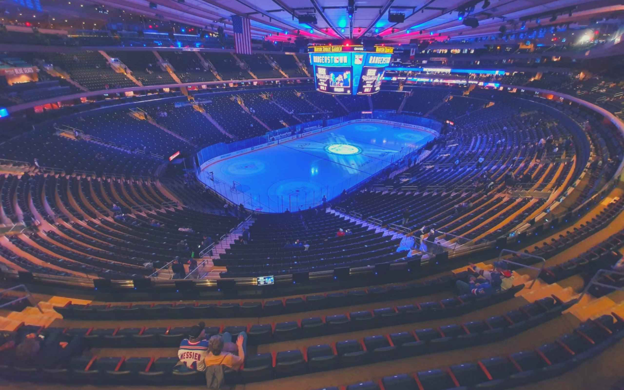 麥迪遜廣場花園的計分板亮起進球，熱情的觀眾爆出歡呼聲。