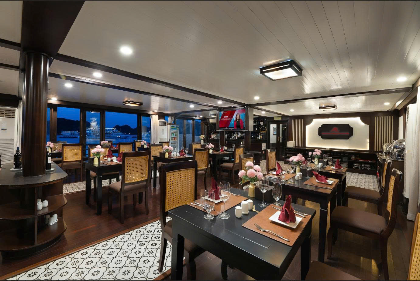 乘坐豪華下龍灣郵輪,享用美味佳餚、舒適水療和迷人風景,易遊網獨家優惠! 乘坐豪華下龍灣郵輪,享用美味佳餚、舒適水療和迷人風景,易遊網獨家優惠!