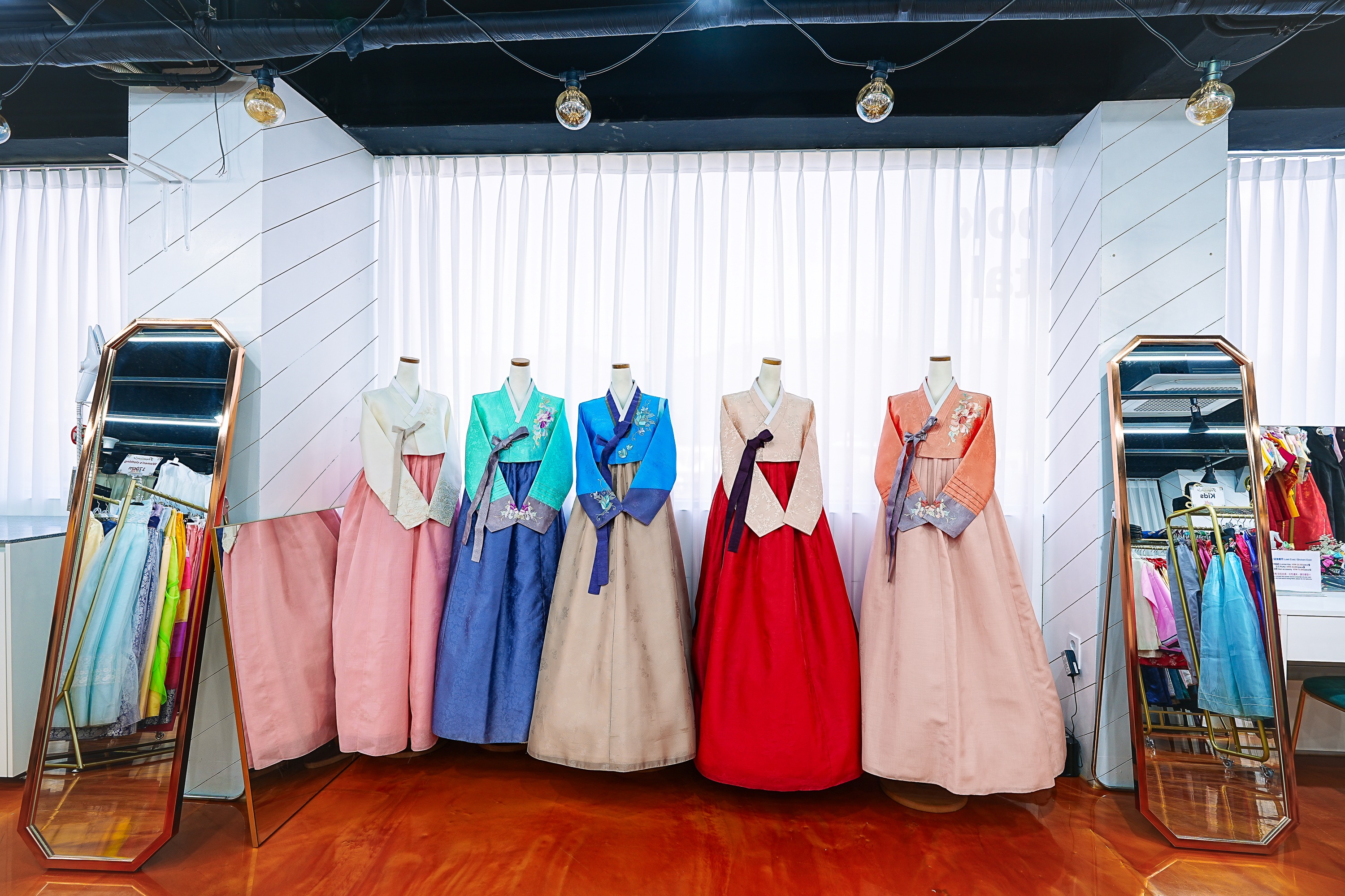 韓服租借包含韓服、基本髮型設計、基本搭配飾品、襯裙