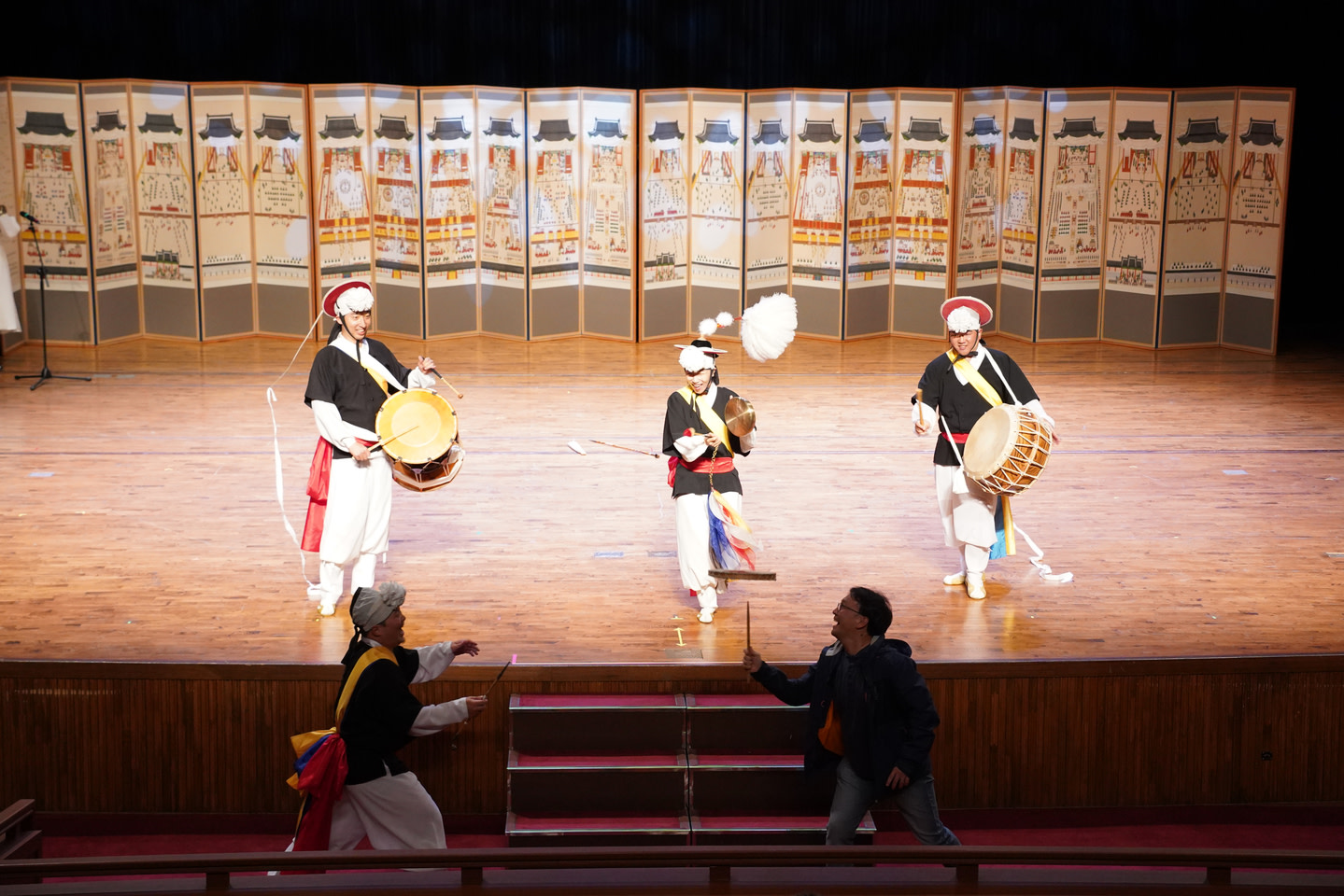 欣賞道地的韓國傳統音樂表演，感受聲光與肢體交織而成的迷人氛圍。