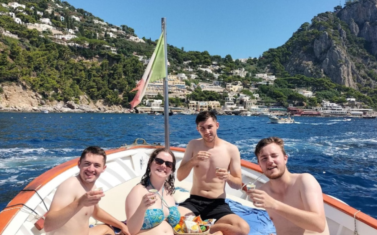 搭乘遊船暢遊卡布里島，盡享難忘的島嶼風光。