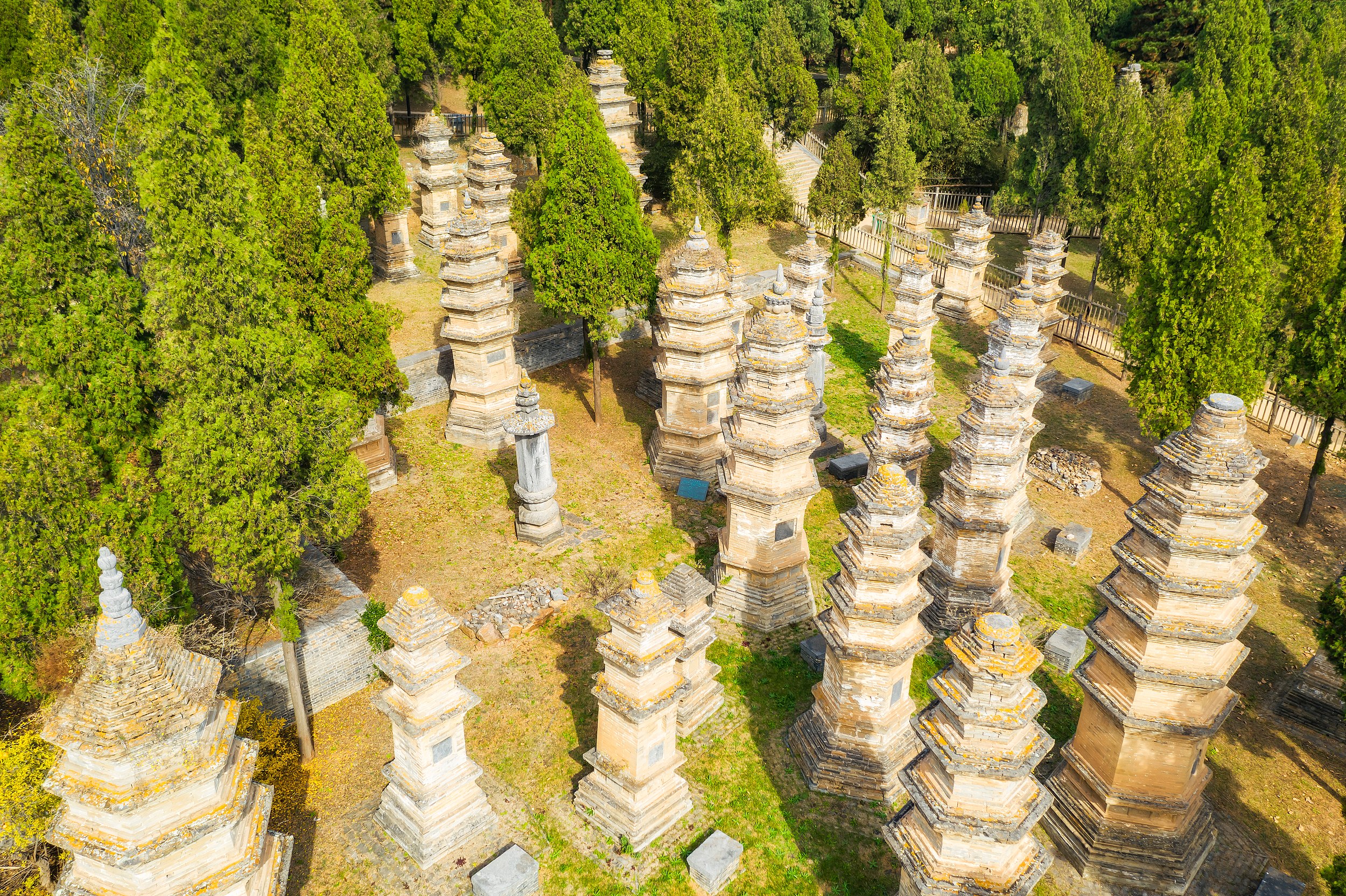 塔林：歷代和尚的墓地，有唐以來歷代古塔230餘座，是國內較大的塔林，式樣繁多，造型各異，是綜合研究我國古代磚石建築和雕刻藝術的寶庫。