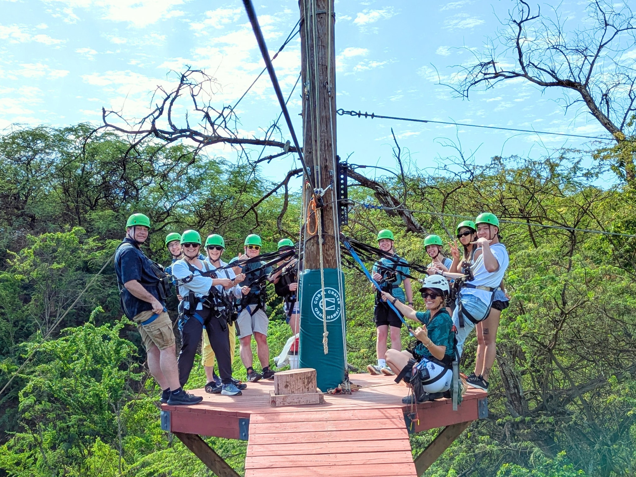 快帶上親朋好友一起來科勒爾克雷特冒險公園（Coral Crater Adventure Park），體驗在海島樹梢間攜手飛翔的驚險與刺激！