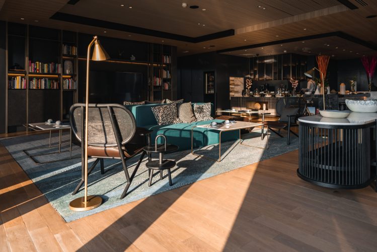 曼谷Kimpton Maa-Lai酒店的Maa-Lai圖書館下午茶套餐