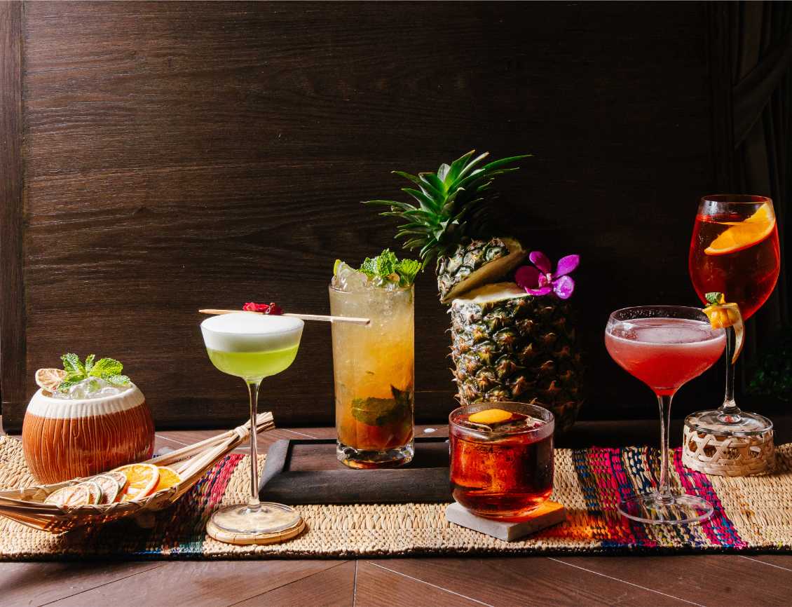 在城市上空61層,用我們異國情調的泰式水果雞尾酒煥發您的活力。 在城市上空61層,用我們異國情調的泰式水果雞尾酒煥發您的活力。