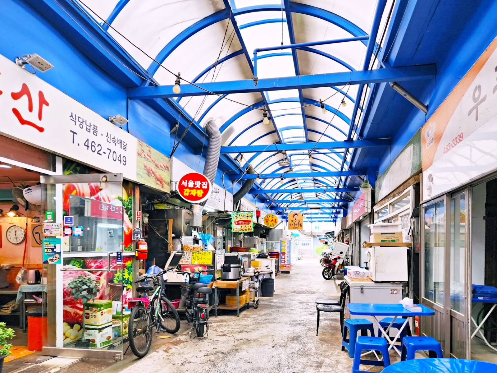 品嚐融合街頭美食和具有現代風味的零食。體驗傳統市場氛圍與年輕創造力的獨特融合。