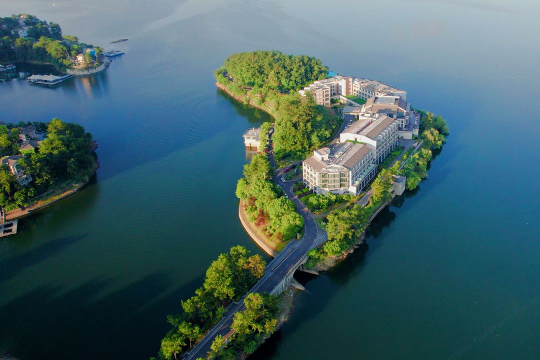 Thousand Island Lake Sunshine Hotel Accommodation Package