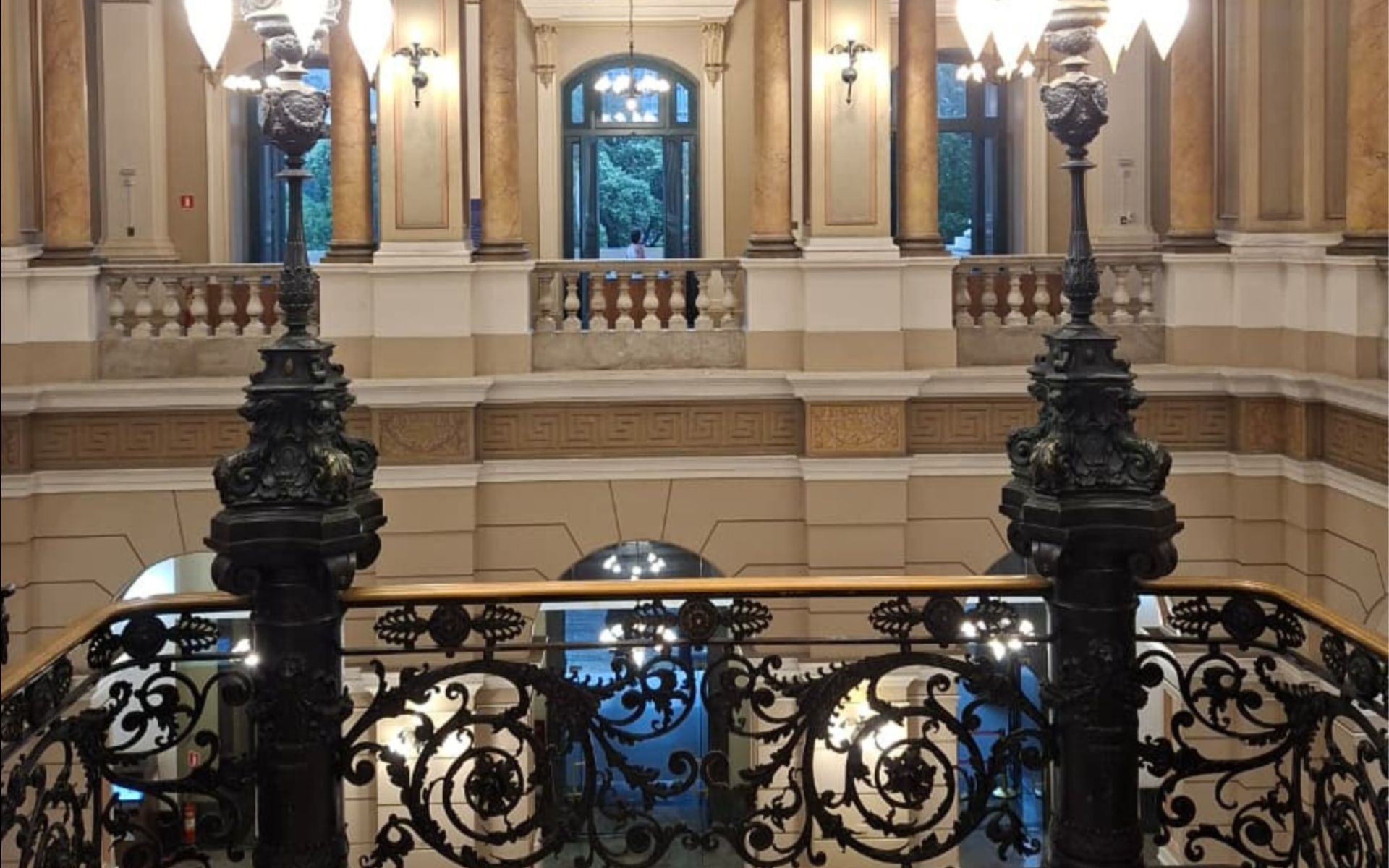 參觀拉丁美洲最大的圖書館——巴西國家圖書館。