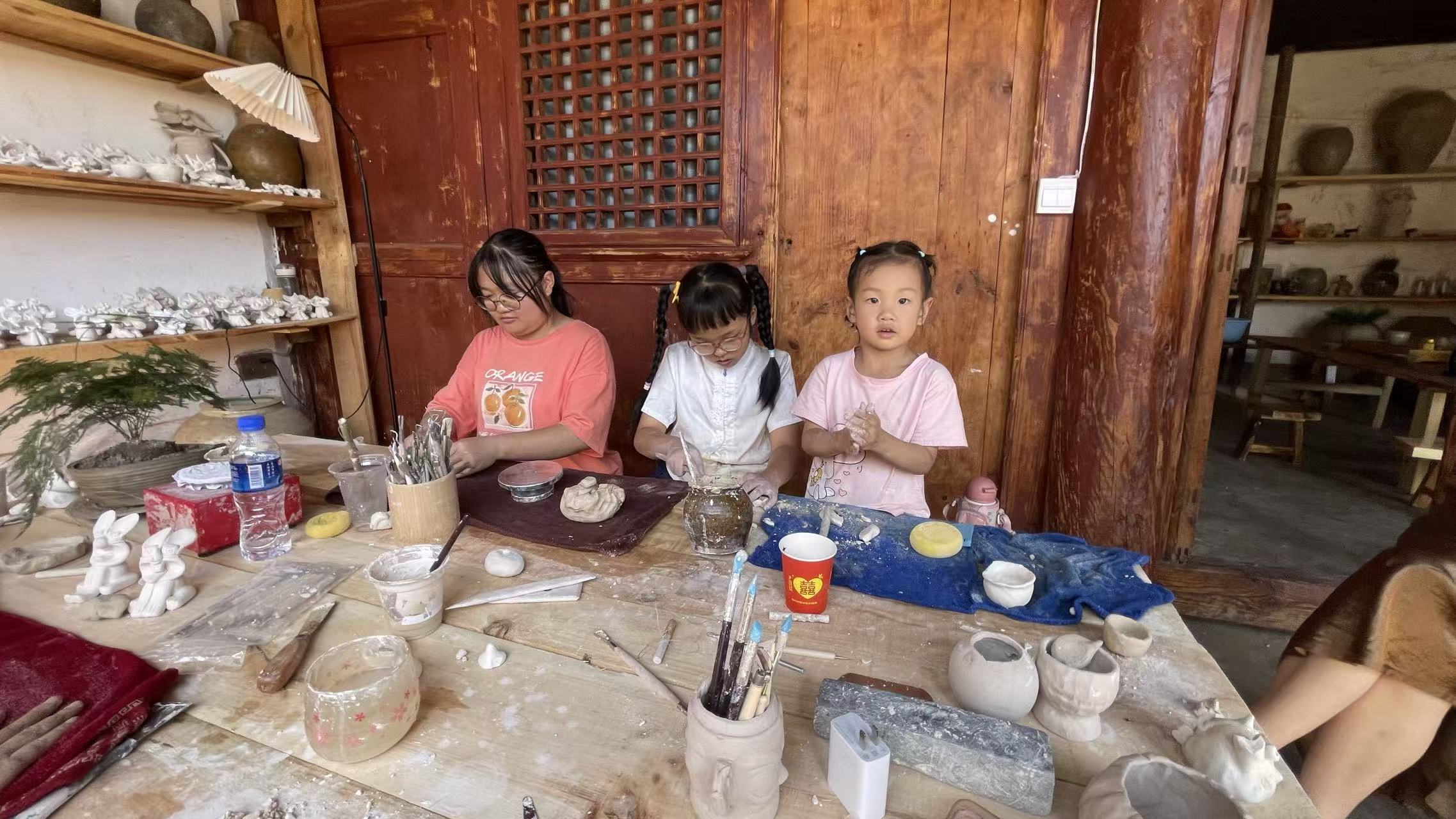 小朋友開心玩陶藝