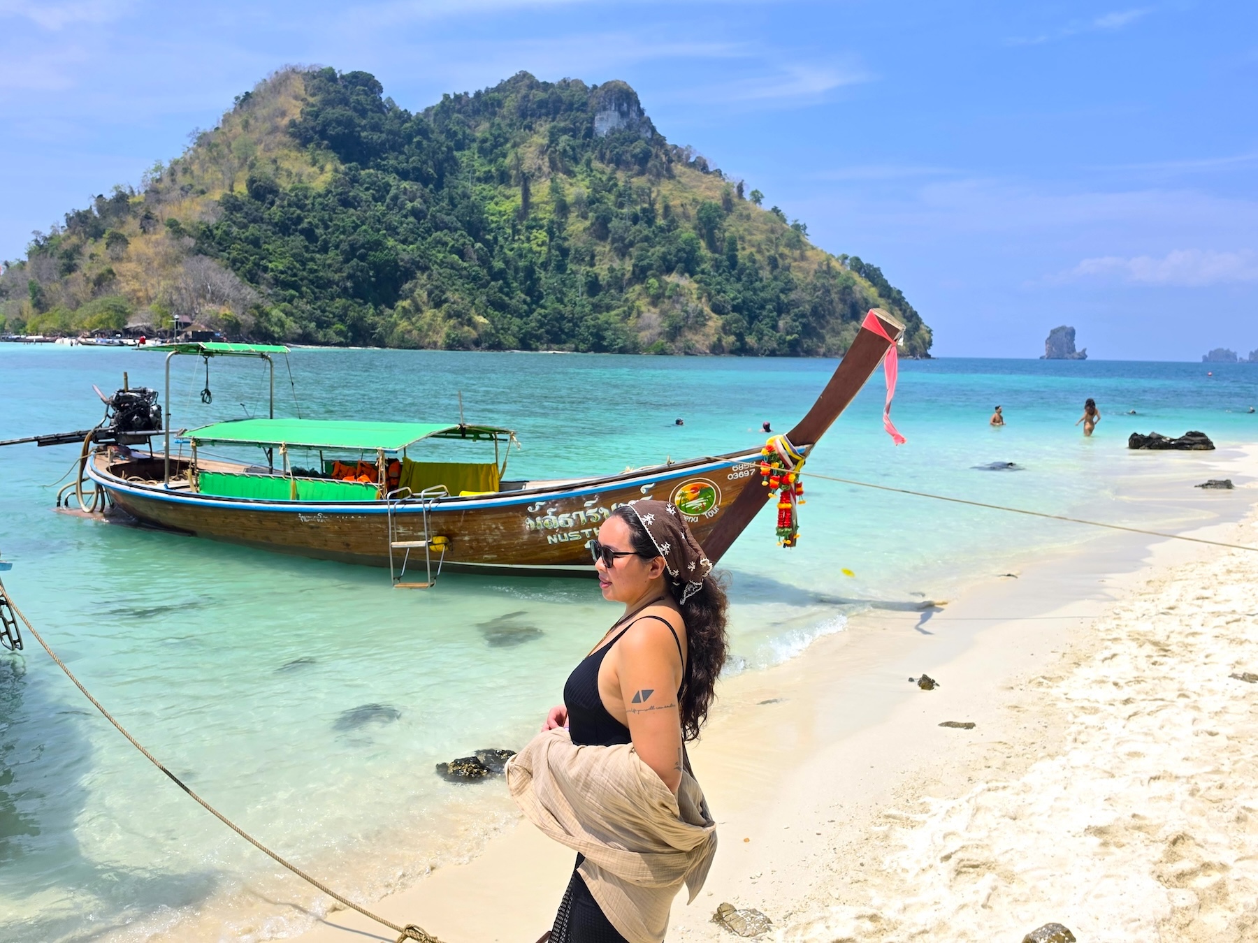 在塔勒瓦克島 / 塔布島的天堂海灘放鬆身心，在清澈見底的海水中暢遊。