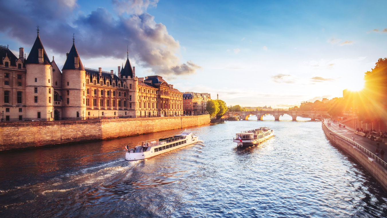 Seine river cruise experience with meringue in Paris 