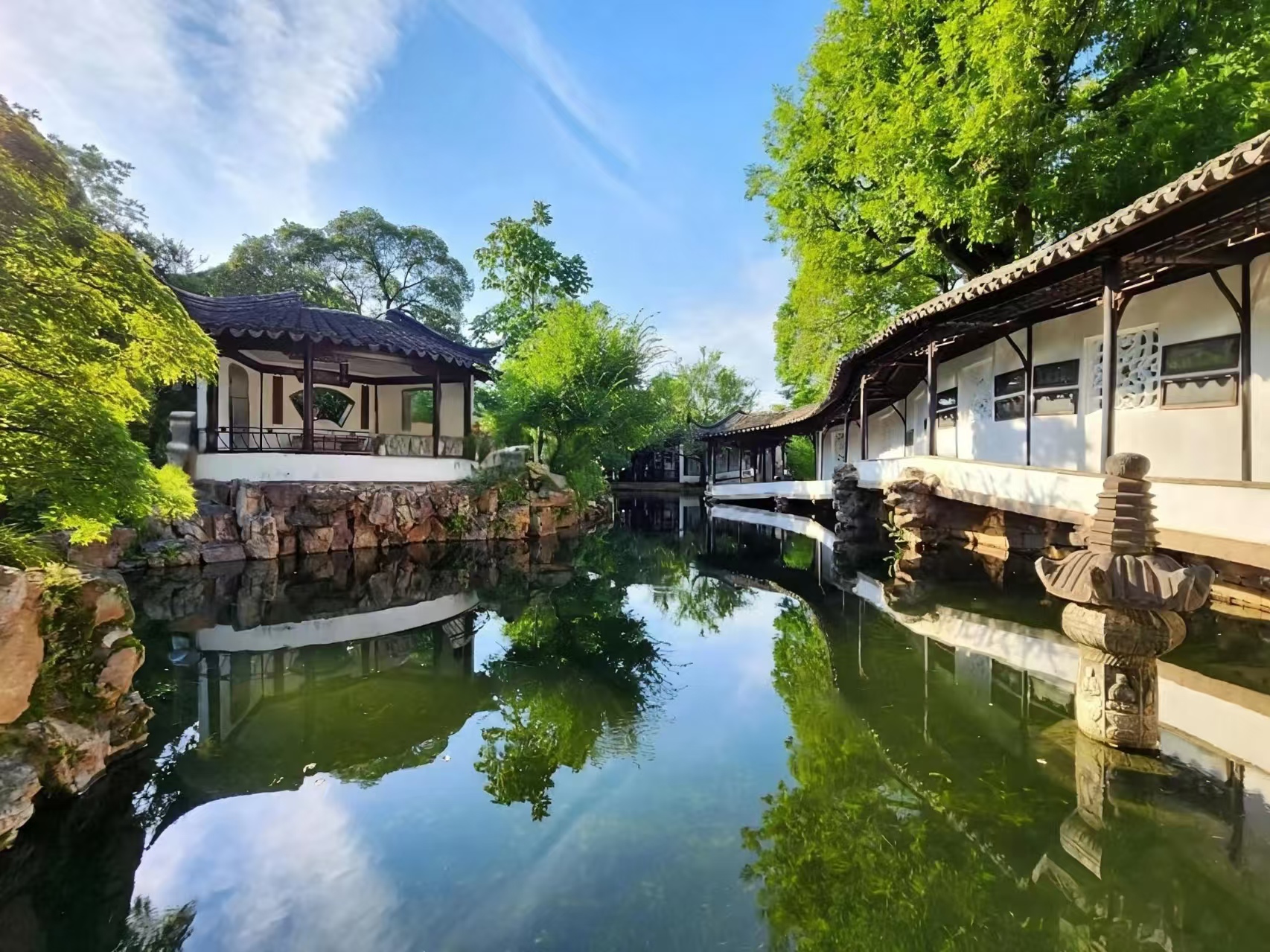 拙政園坐落於蘇州市姑蘇區東北街178號，始建於明代，借《閒居賦》意境得名，現為全國重點文物保護單位，並以江南園林中規模最大的古典山水園林著稱。