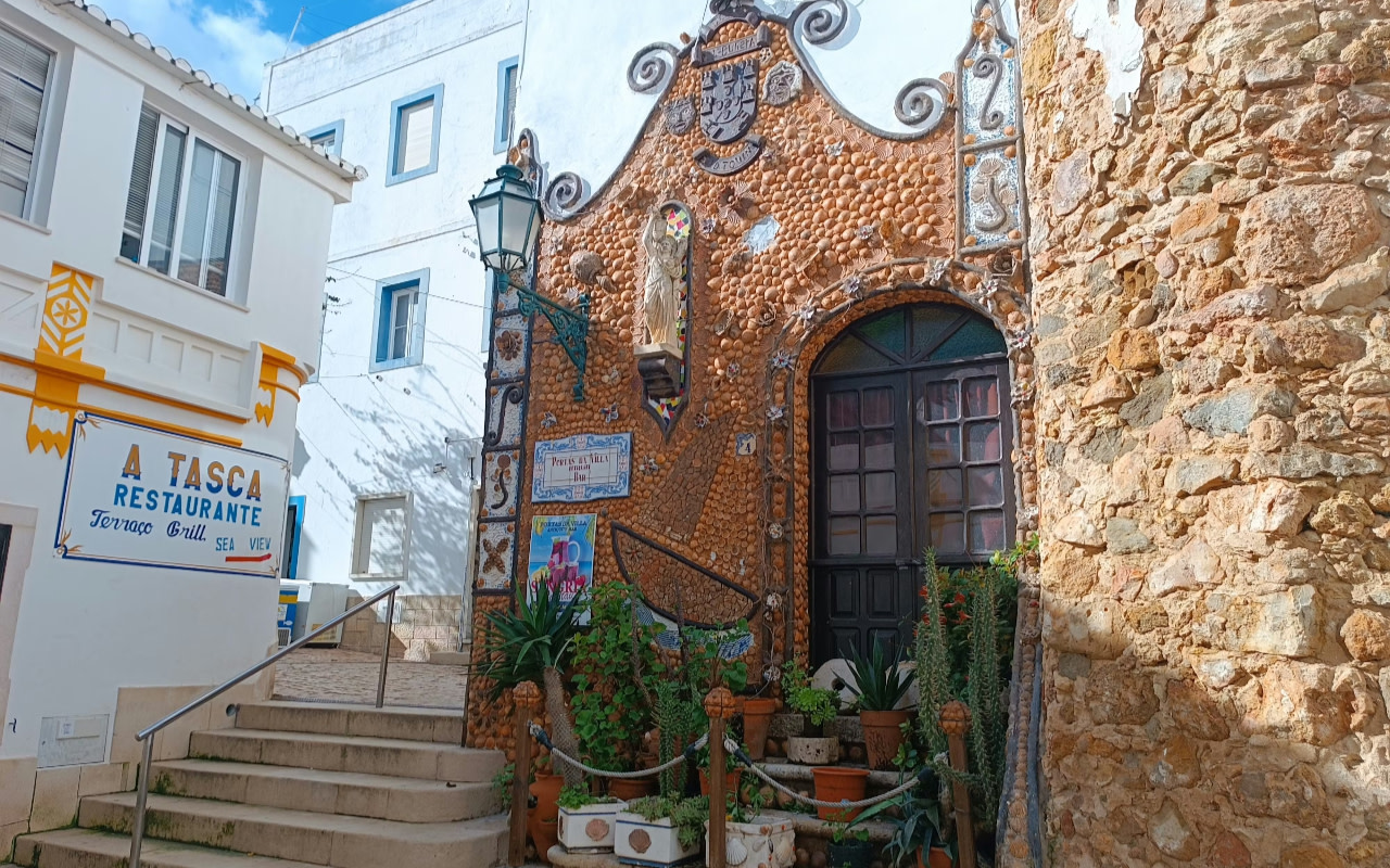 在阿爾布費拉 (Albufeira) 欣賞令人驚嘆的海岸風光，將海灘、碼頭和漁人碼頭盡收眼底。