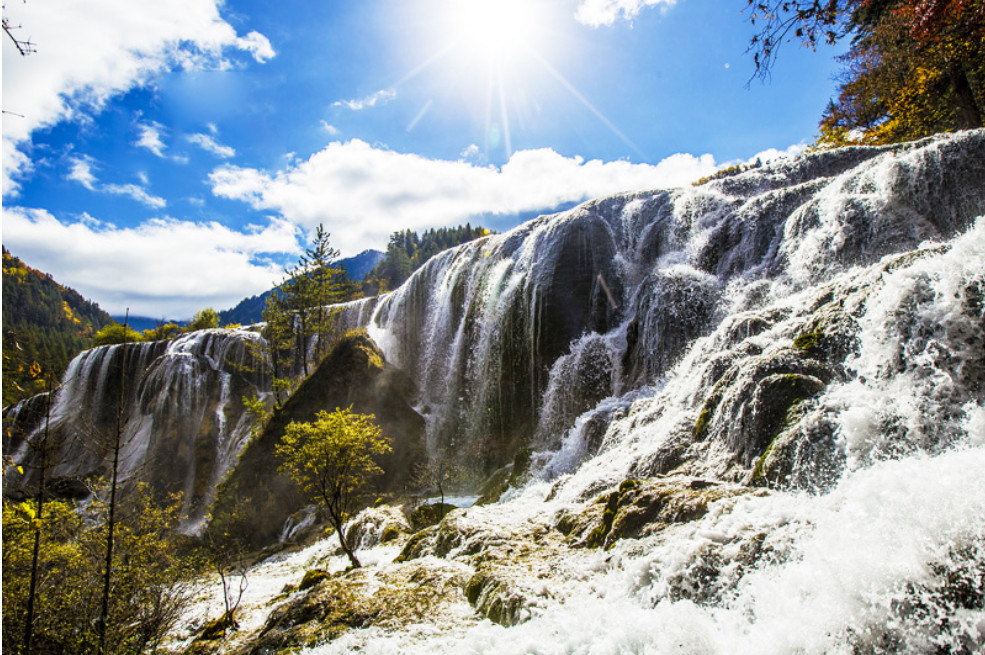 珍珠灘瀑布：海拔2433 米，均高21 米，瀑寬270 米。由第四紀冰川遺存的冰磧臺地，再經鈣化作用，使瀑布的坡坎更加高聳堅固，瀑面後凹呈新月型。珍珠灘瀑布，如銀河天降，氣勢磅礴，在山谷中發出驚天動地的轟鳴聲，氣勢非凡。