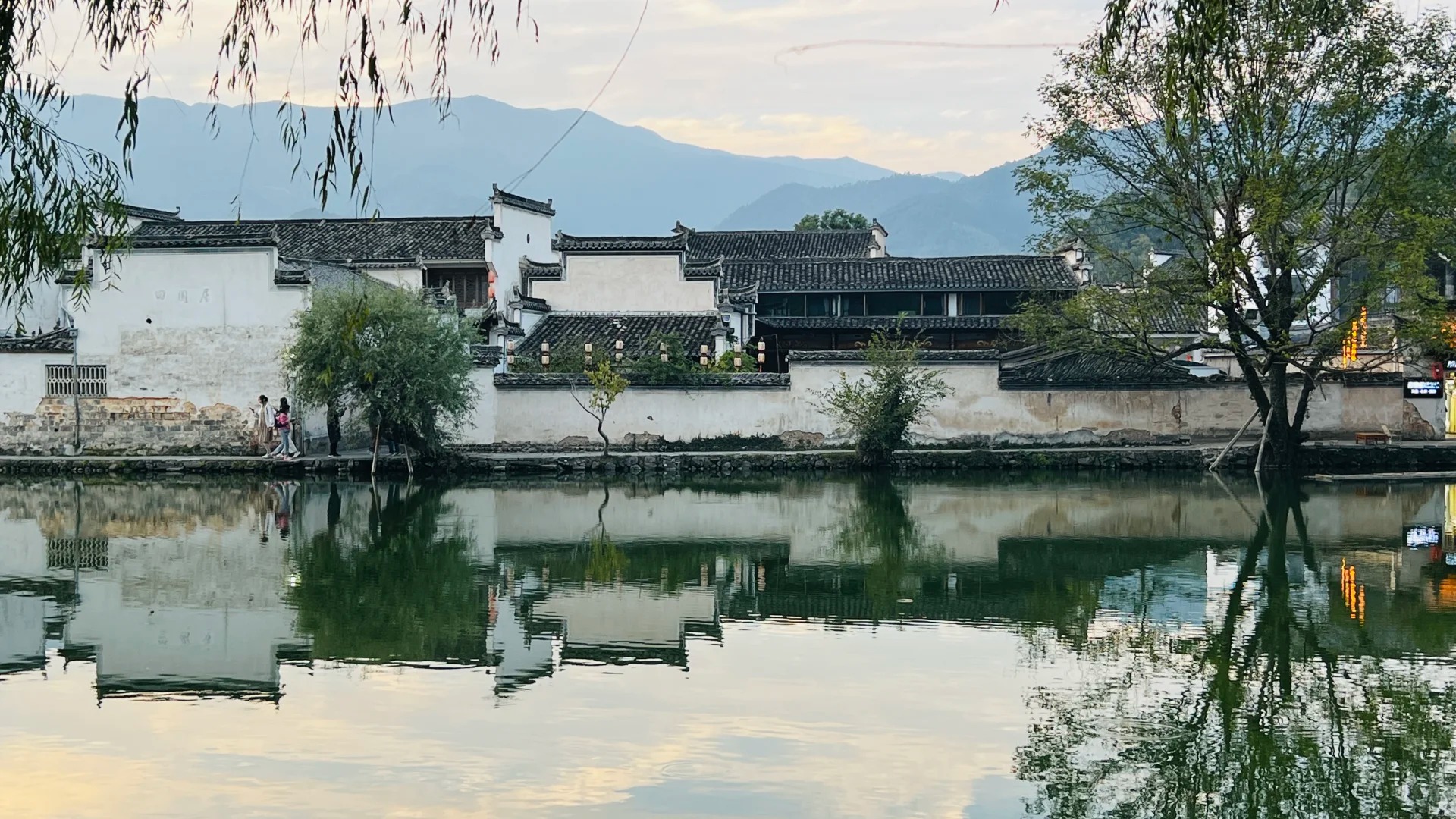 上海動車往返安徽黃山宏村3日遊（屯溪老街的徽韻古巷+黎陽老街的古今交融+黃山風景區的奇峰雲海+宏村風景區的水墨畫卷）