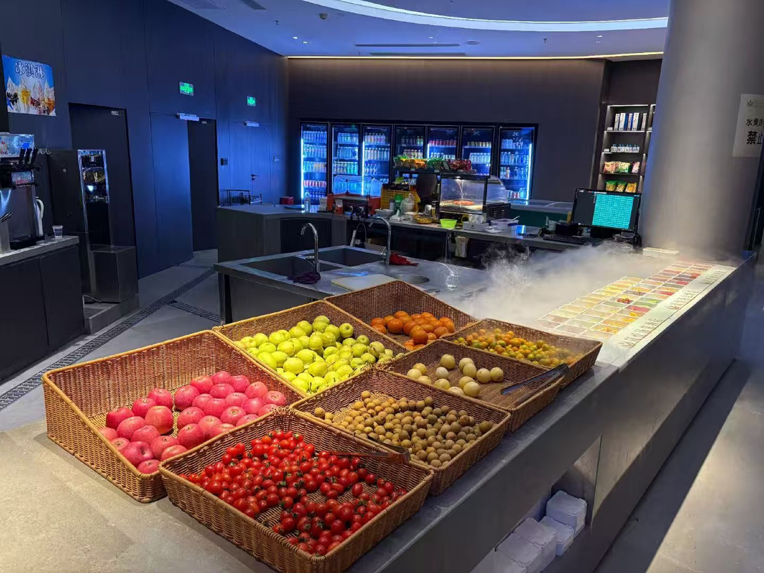 水果區的藤編籃內各色水果新鮮飽滿,果肉飽滿多汁。區域整潔明亮,果香與飲品香氣交織,吸引著人們前來品嚐 水果區的藤編籃內各色水果新鮮飽滿,果肉飽滿多汁。區域整潔明亮,果香與飲品香氣交織,吸引著人們前來品嚐