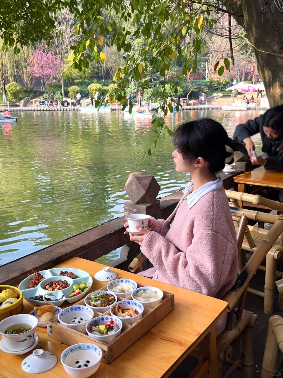當天下午,乘車前往【人民公園】可在公園漫步,感受成都人民獨有的生活節奏;在公園遊玩還能體驗【鶴鳴茶社】特色蓋碗茶,落於成都青羊區少城路12號(人民公園裡)的鶴鳴茶社,始建於1923年,是現存、全國曆史最悠久的茶館,90年的風雨歷程也讓它散發著不一樣的味道。
遊玩結束後根據航班資訊前往機場送機,結束本次愉快的成渝之行 當天下午,乘車前往【人民公園】可在公園漫步,感受成都人民獨有的生活節奏;在公園遊玩還能體驗【鶴鳴茶社】特色蓋碗茶,落於成都青羊區少城路12號(人民公園裡)的鶴鳴茶社,始建於1923年,是現存、全國曆史最悠久的茶館,90年的風雨歷程也讓它散發著不一樣的味道。
遊玩結束後根據航班資訊前往機場送機,結束本次愉快的成渝之行