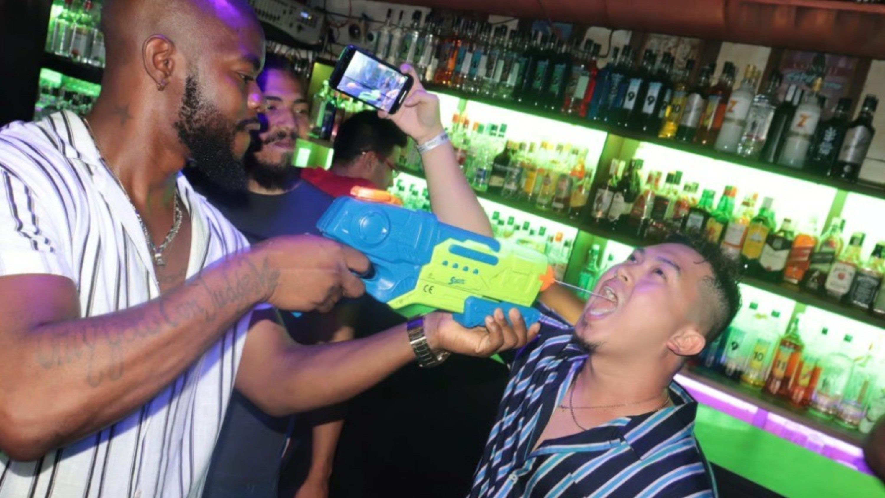 參加馬德里終極酒吧巡禮,盡享狂歡之夜 參加馬德里終極酒吧巡禮,盡享狂歡之夜