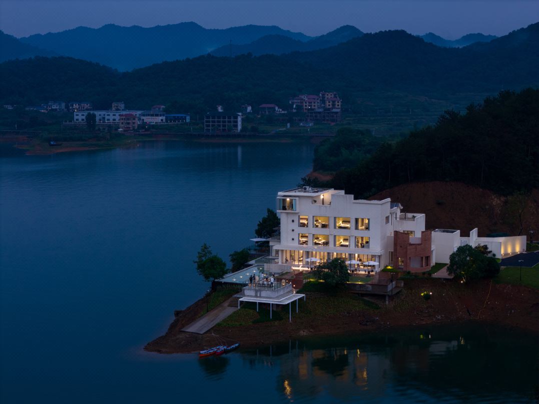 活動結束後，下午我們前往廬山西海風景區，到達後我們先到達飯店稍作休息後，體驗我們的廬山西海下午茶，或者根據您到達的時間為您安排雙人晚餐。
中國版“馬爾代夫”度假飯店
第19屆時尚旅遊金榜「金選度假飯店
飯店分別打造了“夯土野宿”與“臨海私島”兩座建築，
臨海私島上獨棟矗立於西海邊，每一間客房都擁有絕佳的觀海視角。
飯店一共四層，隨著樓層的升高，四季變化，日升月落，每一幅畫都不盡相同
（活動時長2小時）