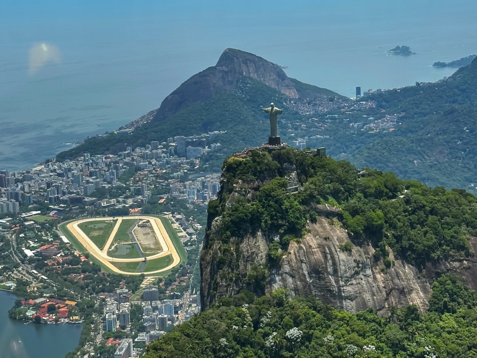 從空中俯瞰里約熱內盧基督像,感受令人驚歎的城市景觀 從空中俯瞰里約熱內盧基督像,感受令人驚歎的城市景觀