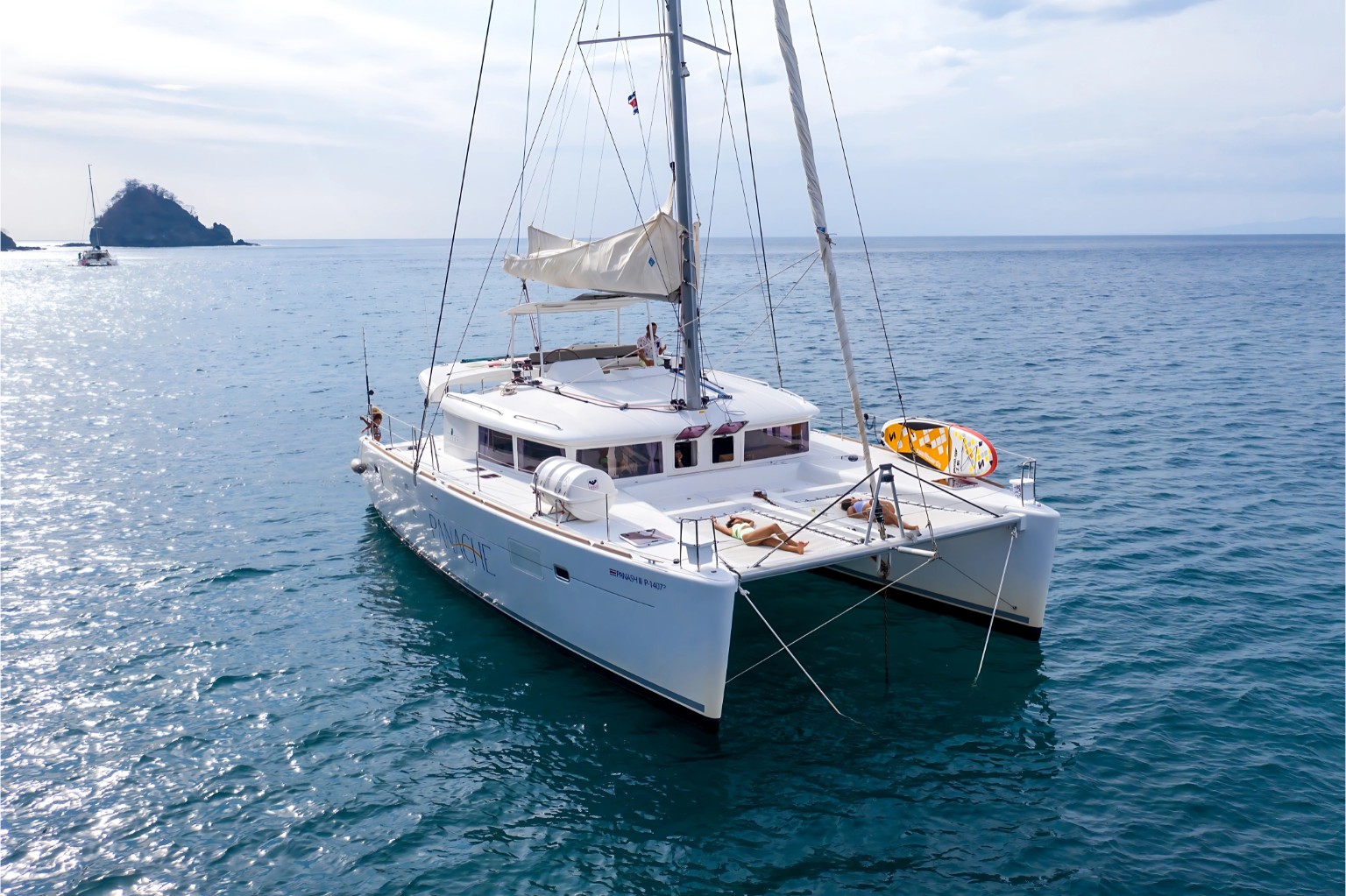 Costa Rica Catamaran: Private Tour with Snorkel & Drinks