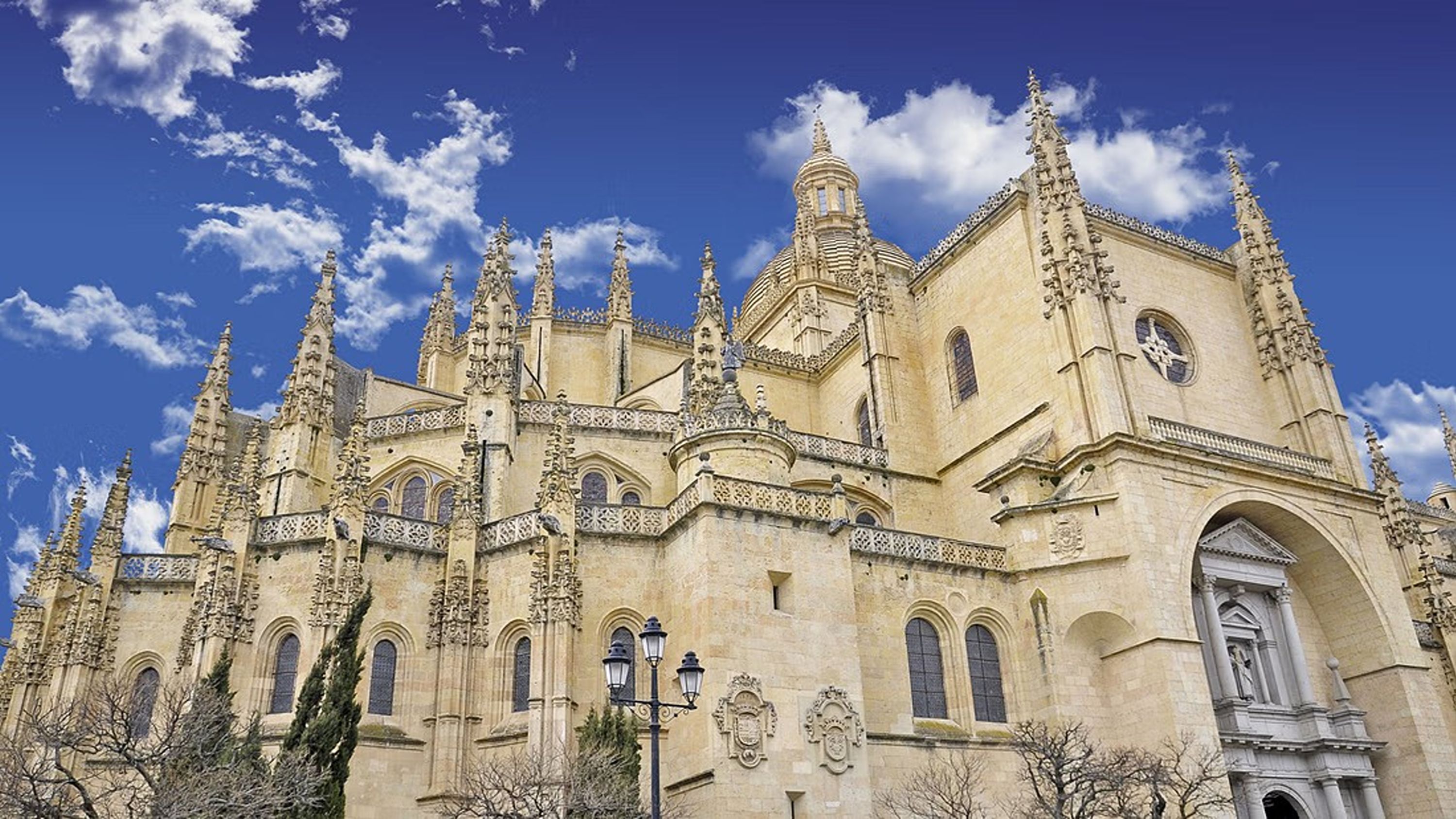 選擇探索塞戈維亞大教堂的內部，並可選擇購買門票