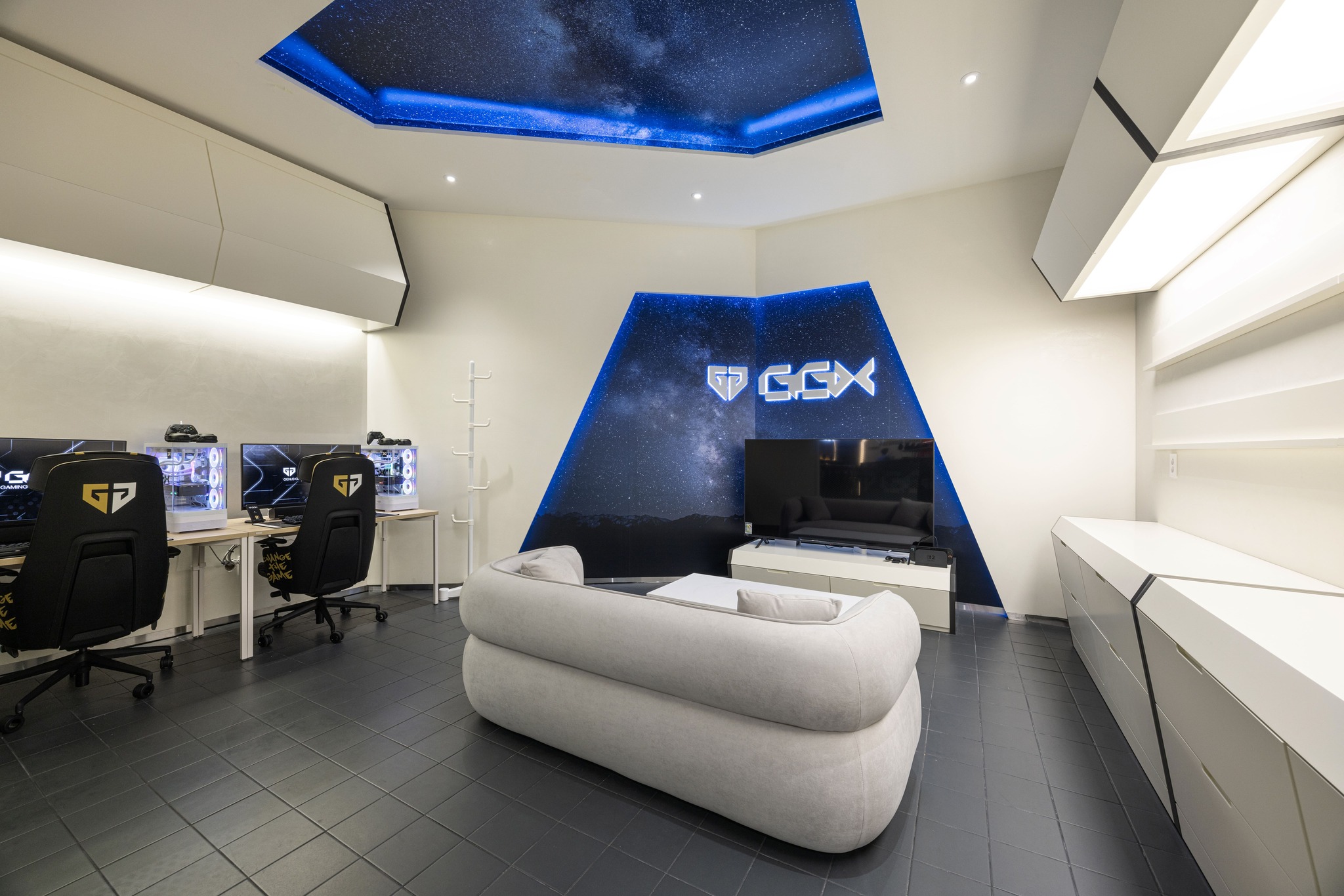 The premium room is equipped with two high-end PCs, the latest PlayStation model, and the Nintendo Switch 2.