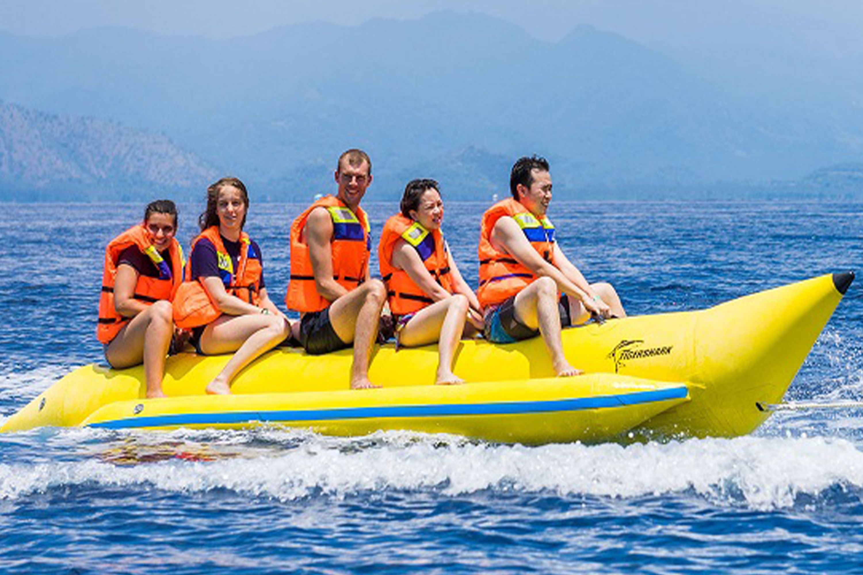 在丹戎貝諾瓦的香蕉水上運動,您可以體驗刺激的水上活動,如香蕉船、滑翔傘和水上摩托艇,是尋求刺激的冒險家們享受巴厘島美麗海岸線的熱門地點。 在丹戎貝諾瓦的香蕉水上運動,您可以體驗刺激的水上活動,如香蕉船、滑翔傘和水上摩托艇,是尋求刺激的冒險家們享受巴厘島美麗海岸線的熱門地點。