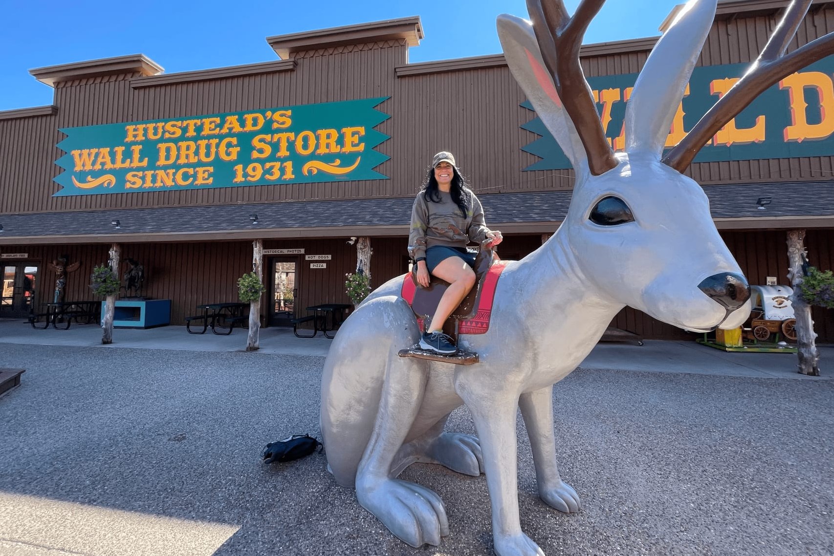 惡地國家公園＆Wall Drug 藥妝店＆Lakota Living History 博物館之旅