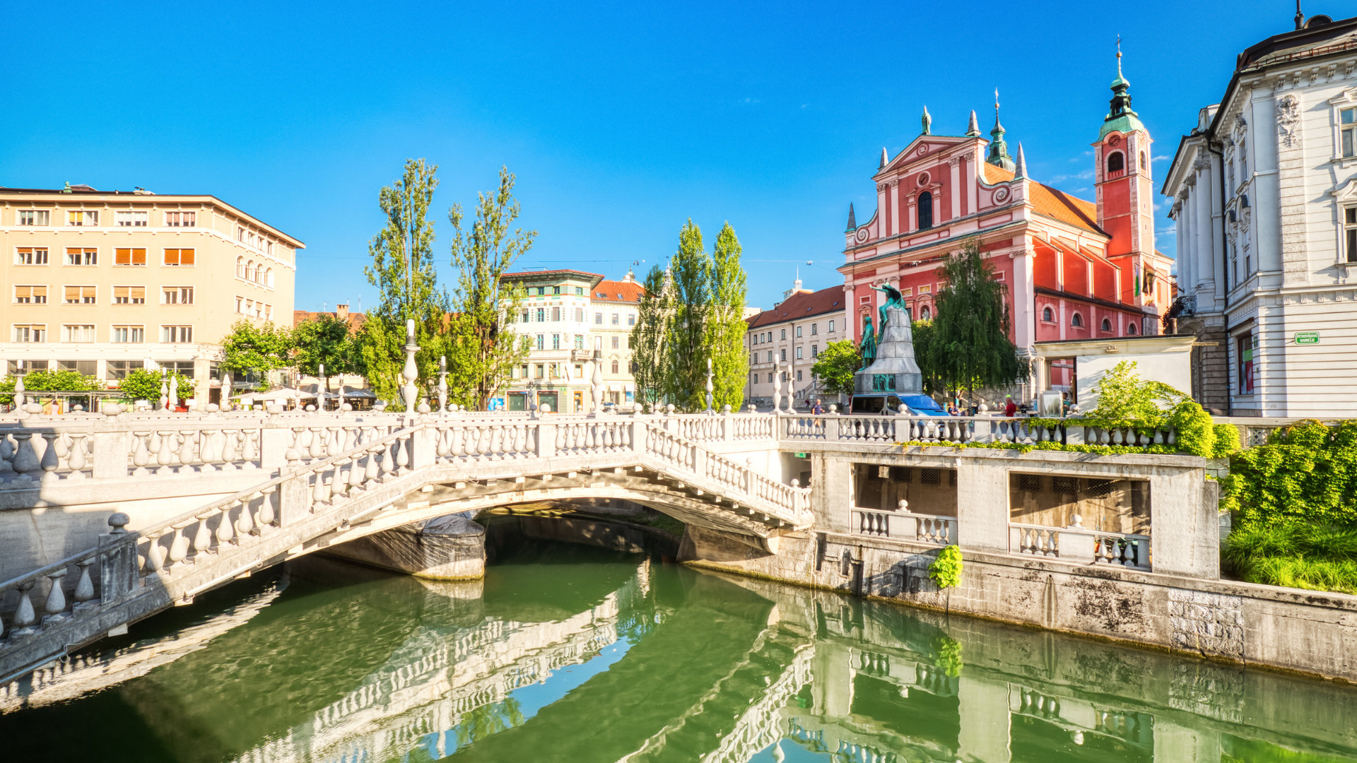 由Jože Plečnik設計的建築傑作三重橋,是一組獨特的三重橋,連接著盧布爾雅那的現代市中心和歷史悠久的老城區,可欣賞到盧布爾雅尼察河的迷人景色。 由Jože Plečnik設計的建築傑作三重橋,是一組獨特的三重橋,連接著盧布爾雅那的現代市中心和歷史悠久的老城區,可欣賞到盧布爾雅尼察河的迷人景色。