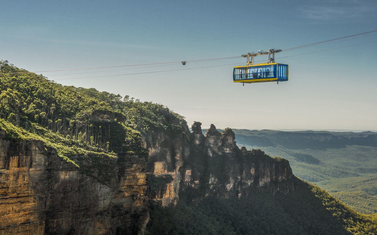 翱翔於古老懸崖之上，盡情飽覽藍山廣闊而迷人的壯麗景色。
