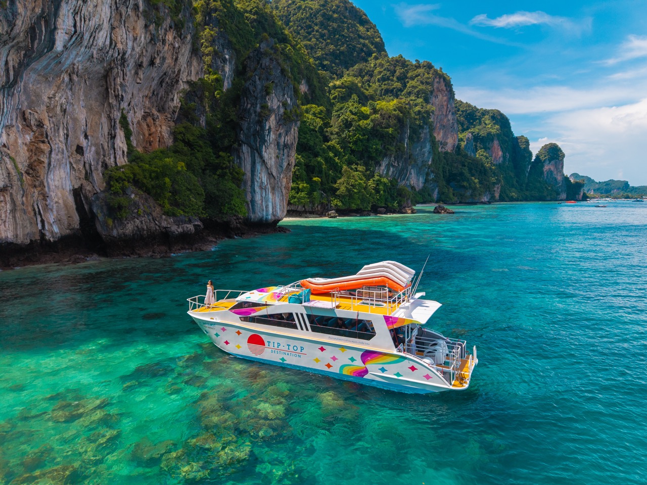 搭乘豪華雙體船,巡遊皮皮島 (Phi Phi Leh)。 搭乘豪華雙體船,巡遊皮皮島 (Phi Phi Leh)。