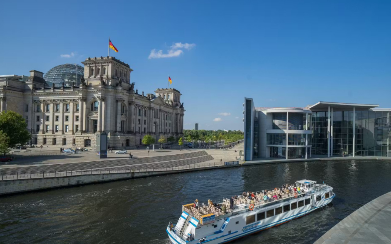搭乘遊船,輕鬆探索柏林的政府區和現代建築。 搭乘遊船,輕鬆探索柏林的政府區和現代建築。