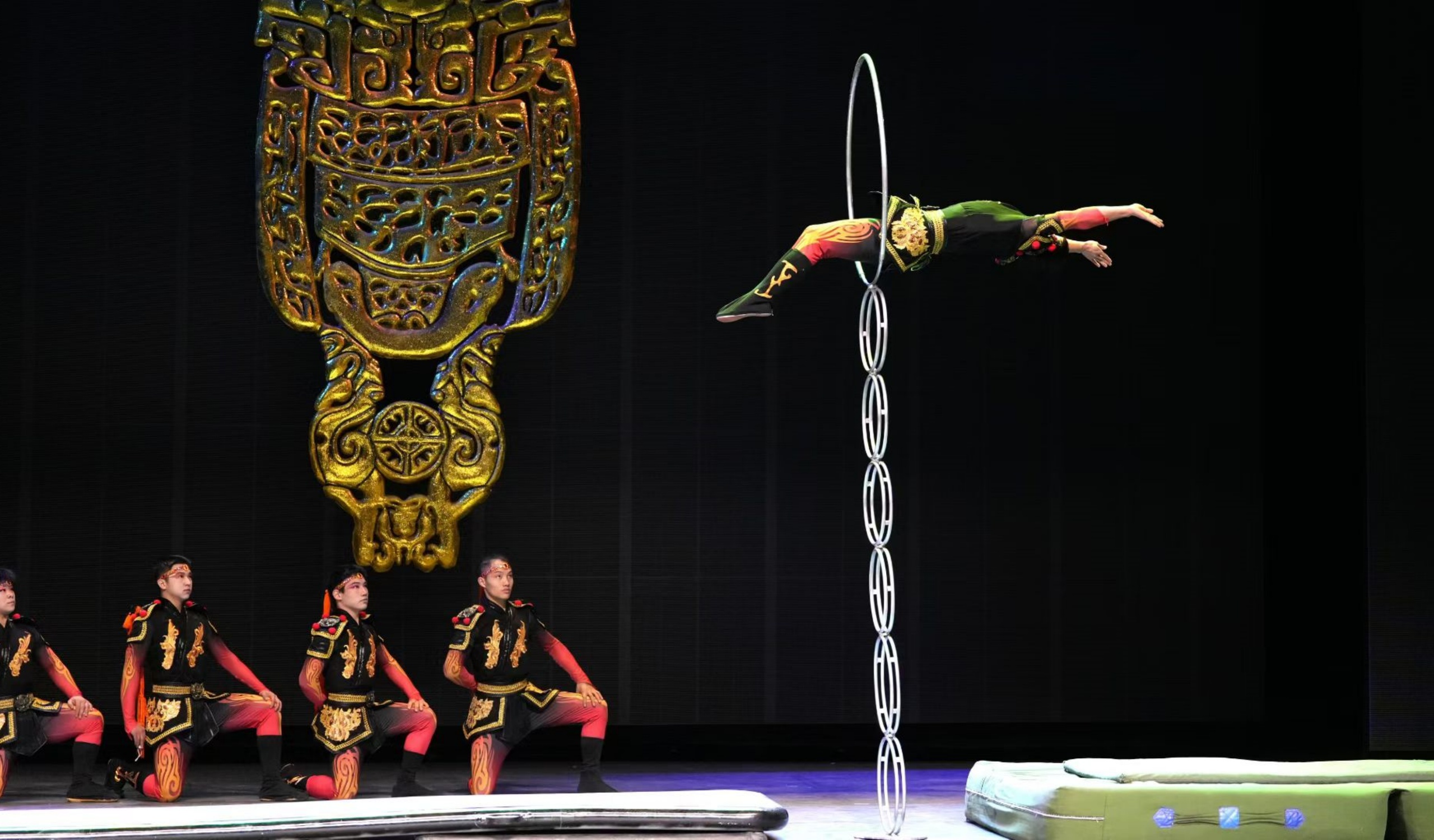 節目類型豐富多樣,從個人表演到集體協作,從傳統技藝到現代創新,每個節目都獨具特色,又相互呼應,整體編排緊湊流暢。觀眾彷彿置身於一場奇妙的藝術之旅,全程目不暇接,沉浸其中 節目類型豐富多樣,從個人表演到集體協作,從傳統技藝到現代創新,每個節目都獨具特色,又相互呼應,整體編排緊湊流暢。觀眾彷彿置身於一場奇妙的藝術之旅,全程目不暇接,沉浸其中