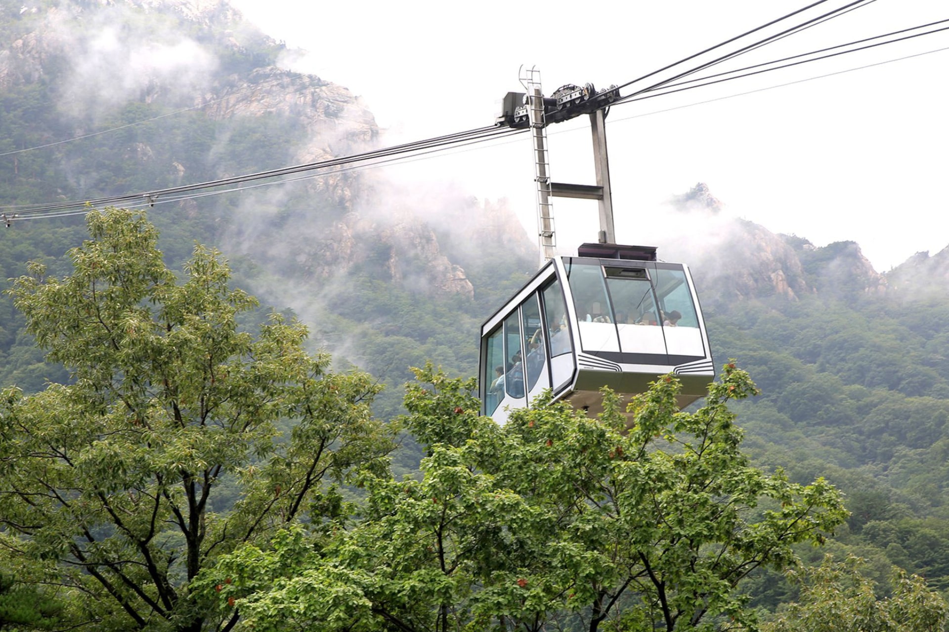 Seorak Cable Car ride to 700m elevation – Take in breathtaking autumn views without the strenuous hike