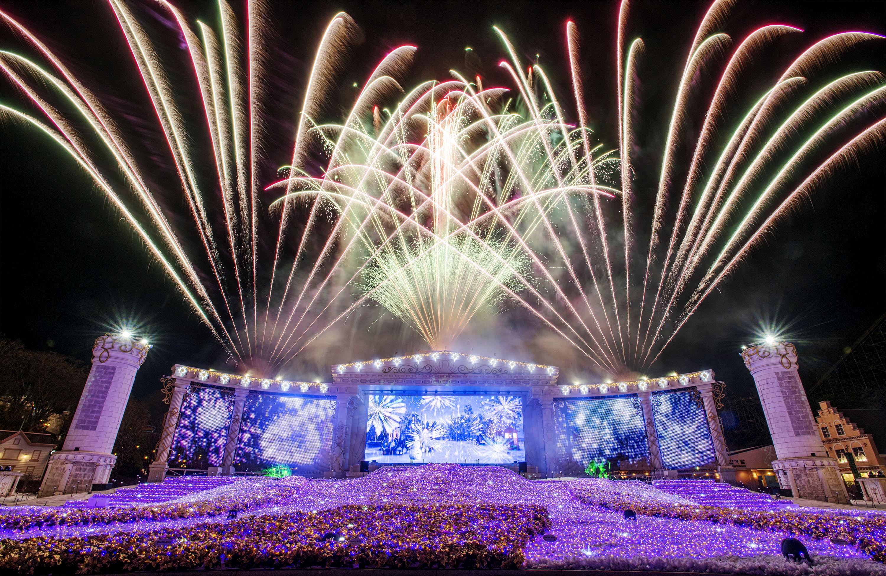 Enjoy a spectacular fireworks show at Everland in the evening. The firework is subject to change depending on circumstances. For more details, please check with Everland staff on-site