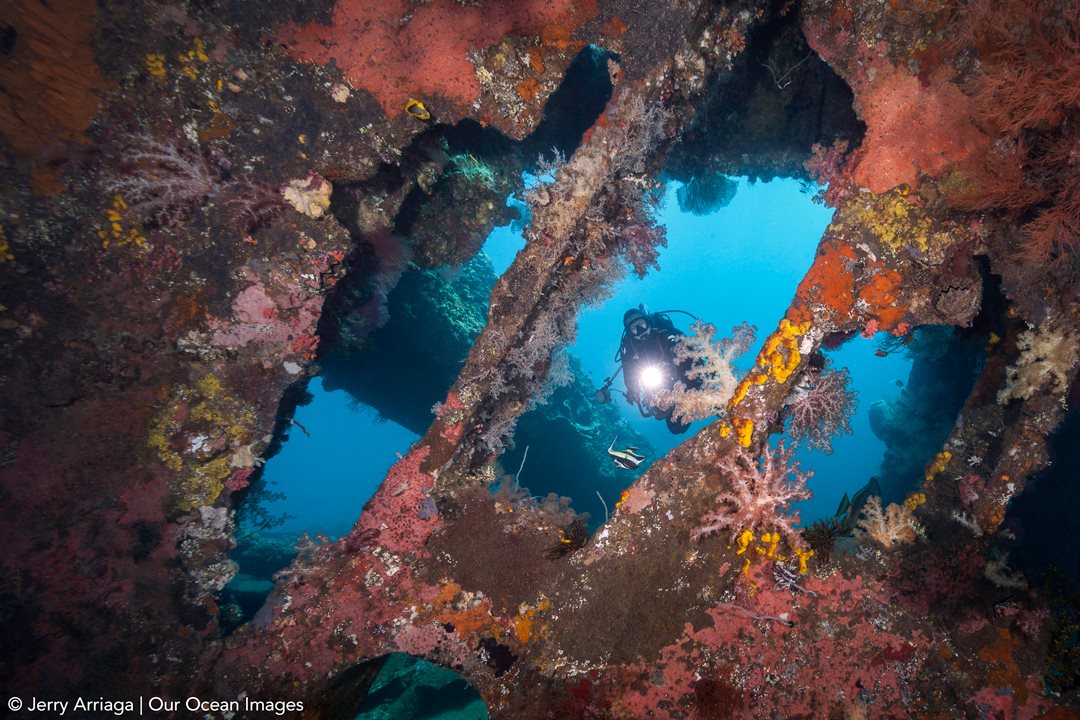 2ダイブUSATリバティ（トランベン / PADI 5 Star Dive Center提供）