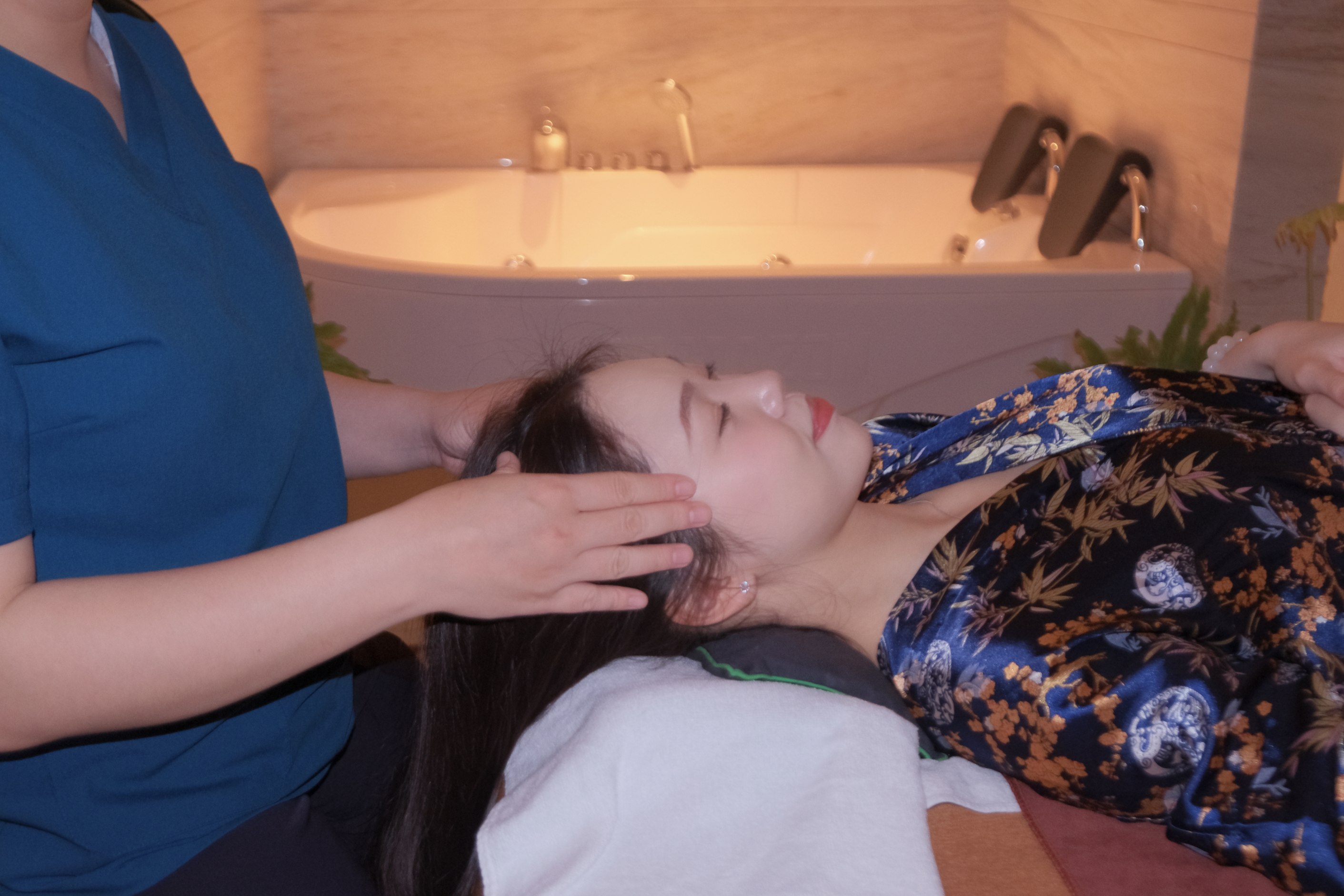 O’ Signature Spa 傳統按摩採用珍貴木材中提取的精油，散發舒緩香氣，可溫暖身體、緩解寒意，並減輕關節和肌肉疼痛。為增強放鬆效果，您將獲得輕柔的包裹。