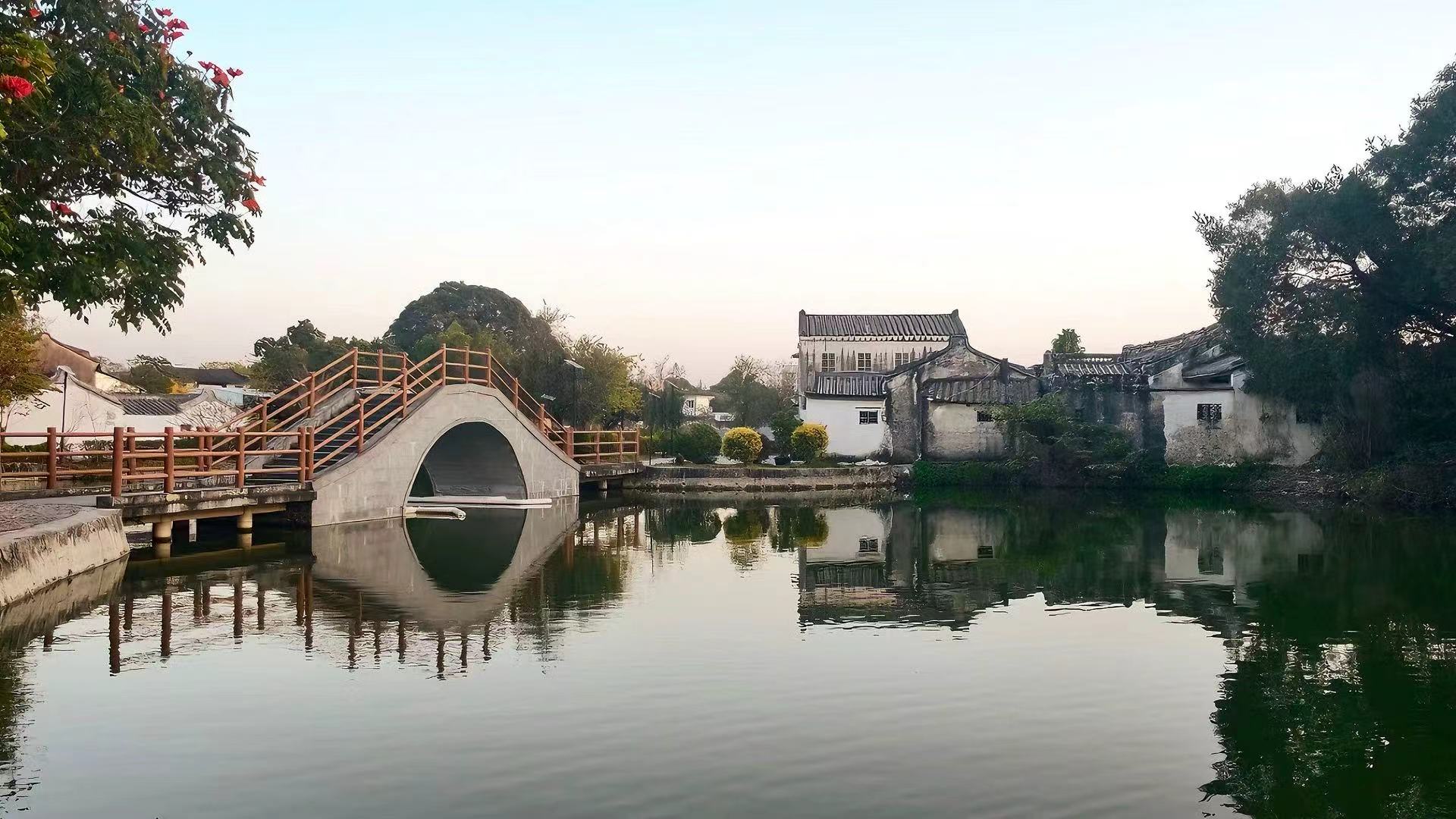 龍湖古寨是潮州的千年古村落，被譽為 “潮汕古建築博覽園”，免費開放且商業化程度低，非常適合慢遊感受潮汕文脈與菸火氣。