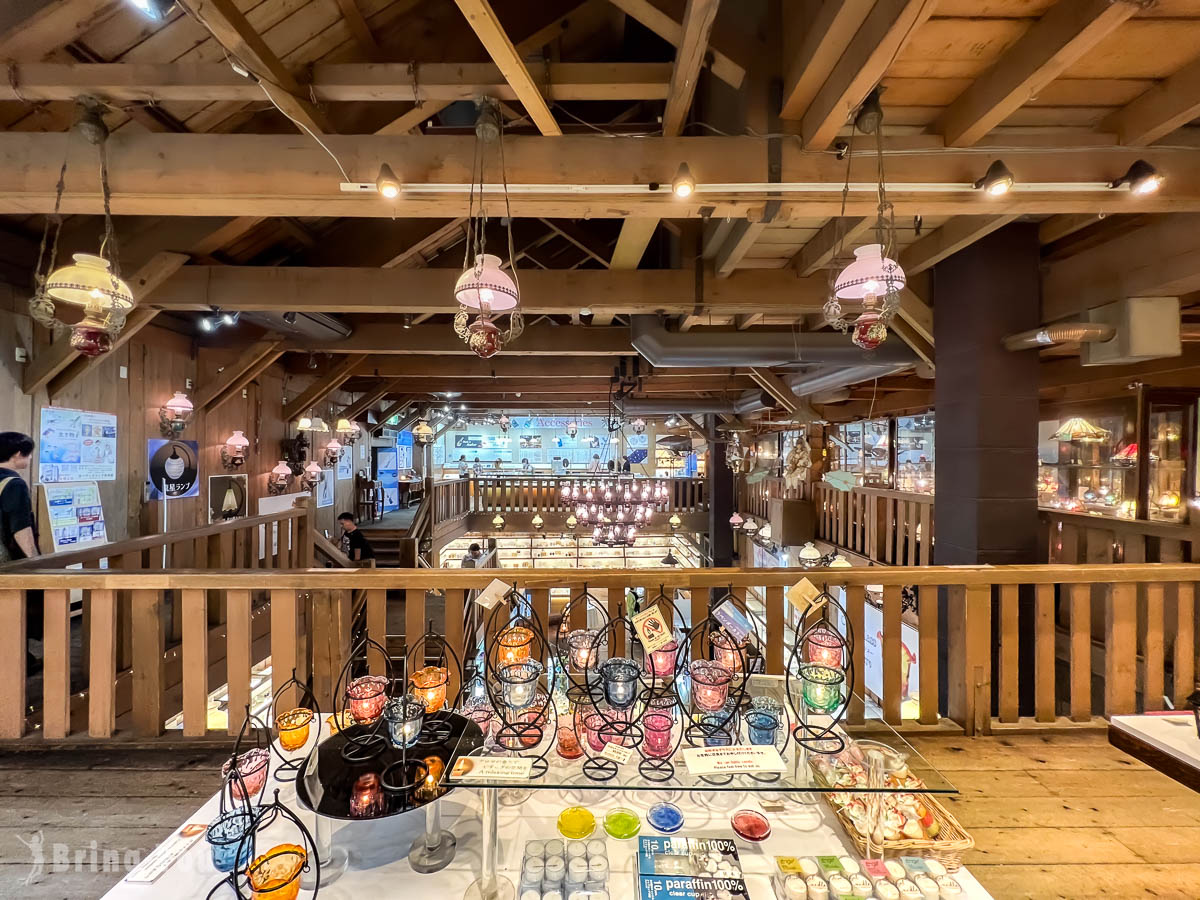 【北一哨子館】
現在的小樽有很多經營玻璃製品的商家，在小樽眾多經營玻璃製品的商家中，北一硝子是規模最大、名氣最響的一家。其中利用明治時期的倉庫改建的北一硝子3號館是規模最大的一家店。