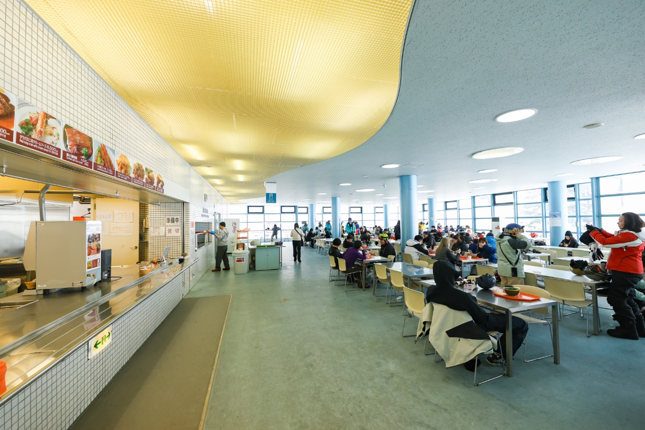 在餐廳享用完豐盛的一餐後，讓我們再次盡情滑雪吧！