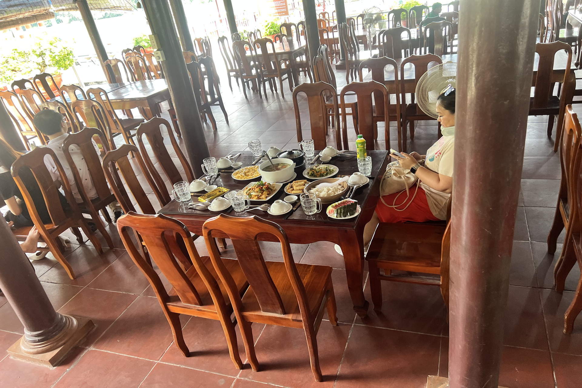 在 RiverSide 餐廳享用午餐