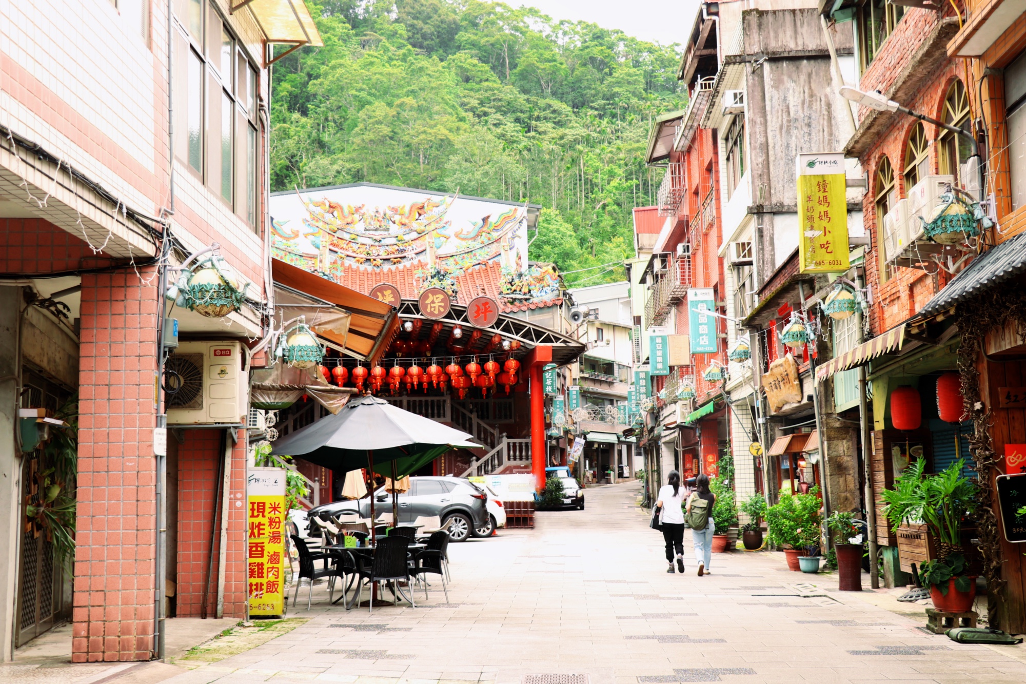 茶葉愛好者的隱藏寶藏：探索坪林老街的茶香美食與道地山城風情。